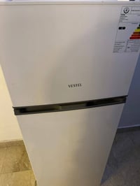ثلاجه جديده استعمال اقل الشهر سعر 350 مكان بغداد الاتصال 07752648317