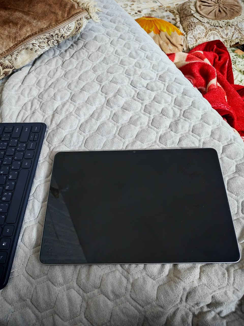 التابلت الاحدث من هونر
هونر باد 10 

معالج  snapdragon 7gen 3

ذاكرة 256 رام 8+8 

شاشة كبيرة 12.1 بتردد 120hz

بتدعم اكتر من مليار لون وراحة الكف

بطارية عملاقة 10100mla

بيجي يشغل 60 فريم معه كيبورد معرّب

سعره 375 وبي مجال 

علما ان سعرة بالمحلات 525

رقم التليفون ***********
