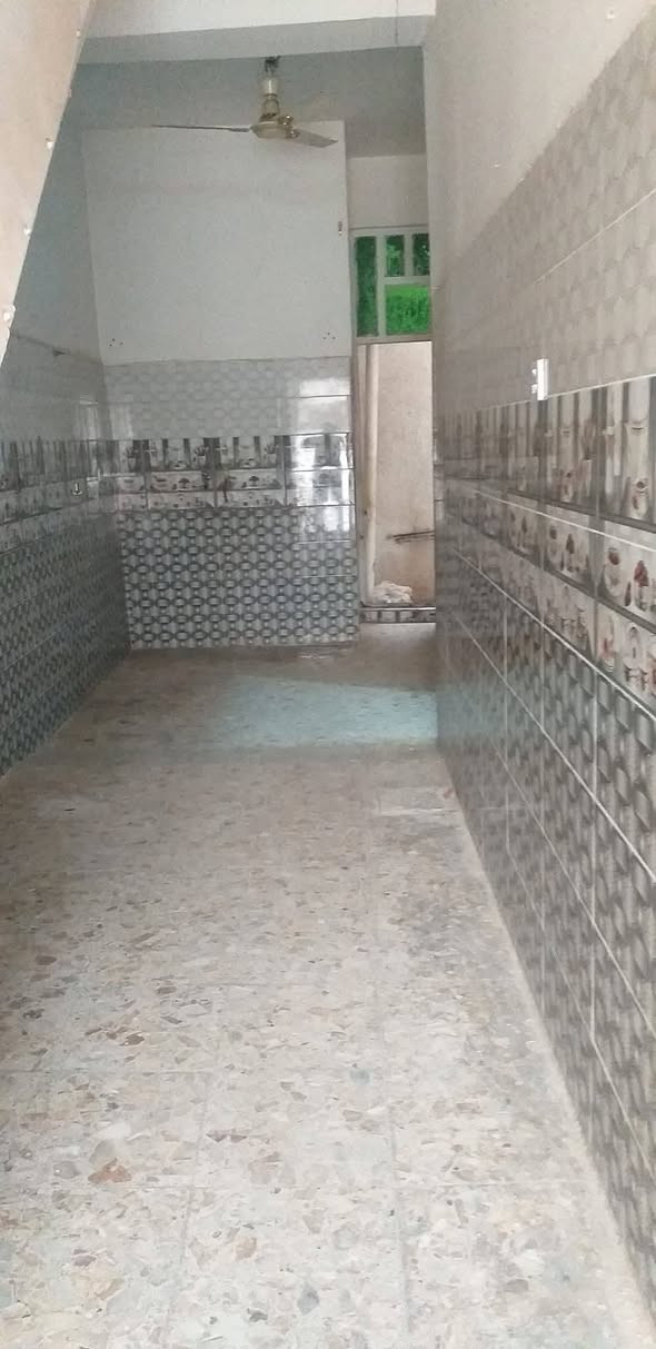 يتوفر شقة أرضية كبيرة للأيجار..
تتوفر شقة أرضية معزولة مدخل منفصل تعتبر مشتمل معزول تحتوي على ..
غرفة كبيرة ٥ ونص متر × ٤ متر
صالة ٣ متر × ٣ ونص
مطبخ مفتوح كبير ٨ متر × ٤ متر
خدمات ٢ × ٢متر
منور كبير متر × ٥ متر
السعر ٣٠٠ الف
الشعب نهاية الصحة مقابل جامع الحق خامس فرع بداية شارع ابو حكيم المختار
خدمات كاملة وتبليط جديد وشارع عريض ٢٠ متر 
للاستفسار الاتصال بالرقم *********** او مراسلة خاص
مكتب الصادق للعقار مهندس قصي
