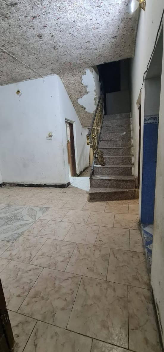 بيت ايجار 200متر ايجاره 350   مقدمه شهرين
 حي عسكري  قرب قوس هنديه 
 غرفه وصاله واستقبال ومطبخ وصحيات***********
