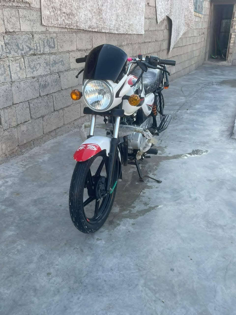 سلام عليكم.. بوكسر موديل 2021..  محرك مفتوح..  مجفته شركه..  تجي تفحص  اي دخانه اي شيء مابيها مكفوله  خير من الله  .. اي نقص مابيه كهربائيات  ..  كله شغاله....  (اوراق اصولي)  المكان قرب سيطره الغالبيه.. سعر 900 بيها مجال...! ***********
