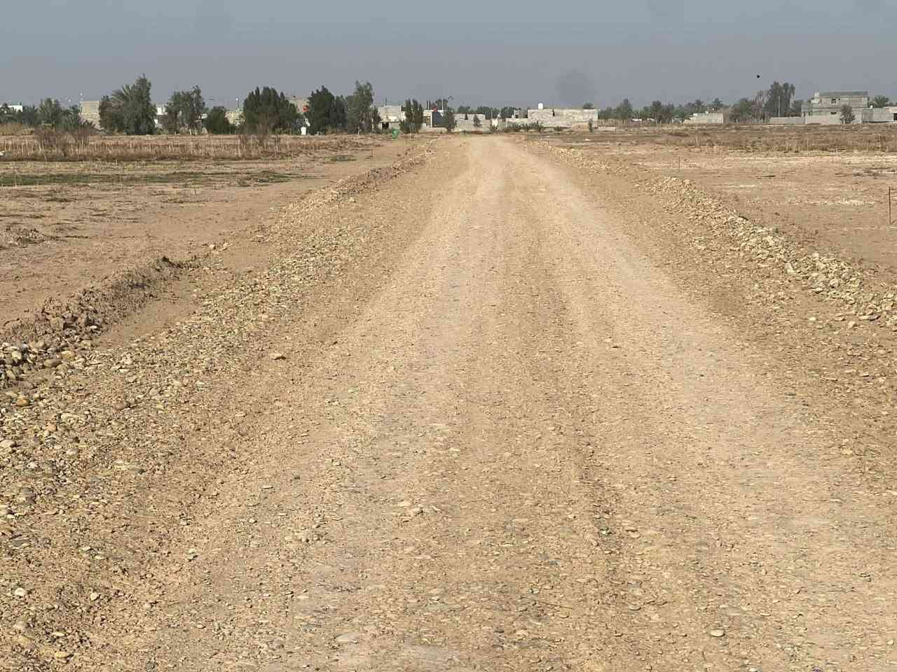 سلام عليكم قطع للبيع واحده/ ١١٠٠متر والثانيه/٧٠٠والثالثه /٣٠٠متر ماء وكهرباء قريبه عليه شارع ١٢متر نازل من شارع لعام مقابيل محطه ثعبان بسعر مناسب جداً الاستفسار ***********//***********للعلم وجهن على الشارع@@إشارة
