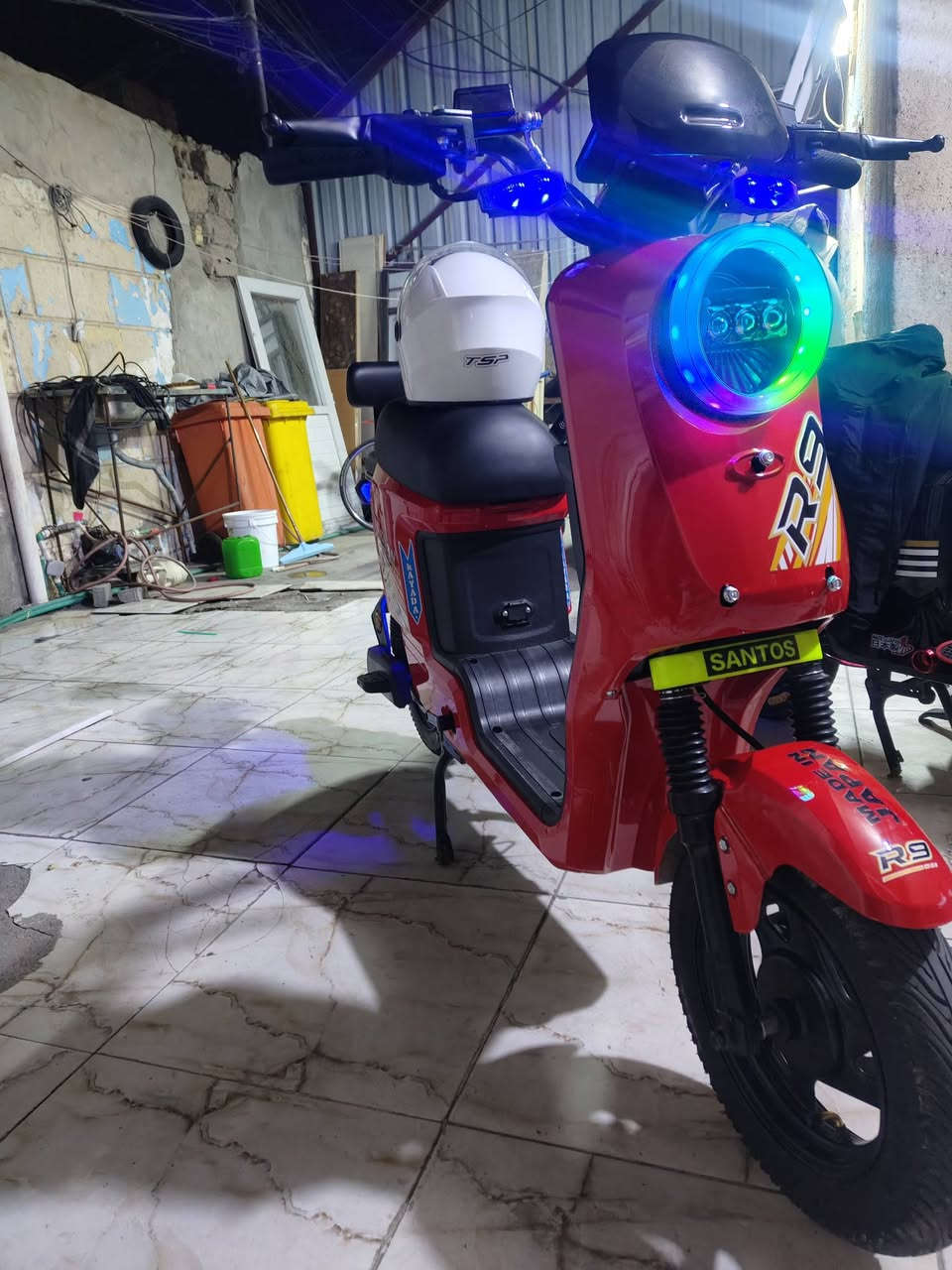 درجة شحن R9مديل 2026 جديدة كلش نضيفه وحلوه السعر 570 وبيه مجال رقم البصرة ***********3
