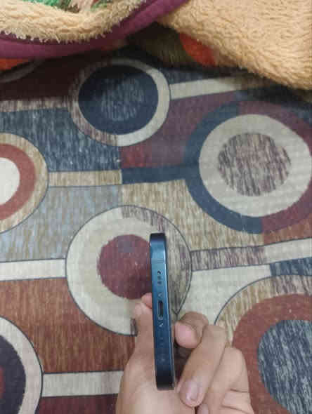 السلام عليكم ايفون 13 عادي لون نيلي للمراوس ب red magic الجهاز نضيف بي بس طختين خفيفات بطاريه 100 ماستر وبعده تحت الضمان مثل ما موجود بالصوره كامل هو وغراضه نقص مابي 
غير متواجد ع الفيس 
*********** واتساب
