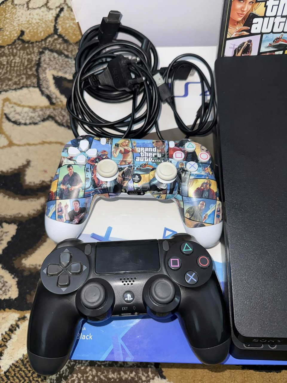 السلام عليكم 
مكان بصره 
بليستيشن 4 سلم نضيف كلش
1 تيرا
عدد الجويستك 2
قرص GTA 5 
قرص ريمبو 6 
+ UBS كذالك ممتاز ونضيف
السعر 300 الف
التواصل :***********
