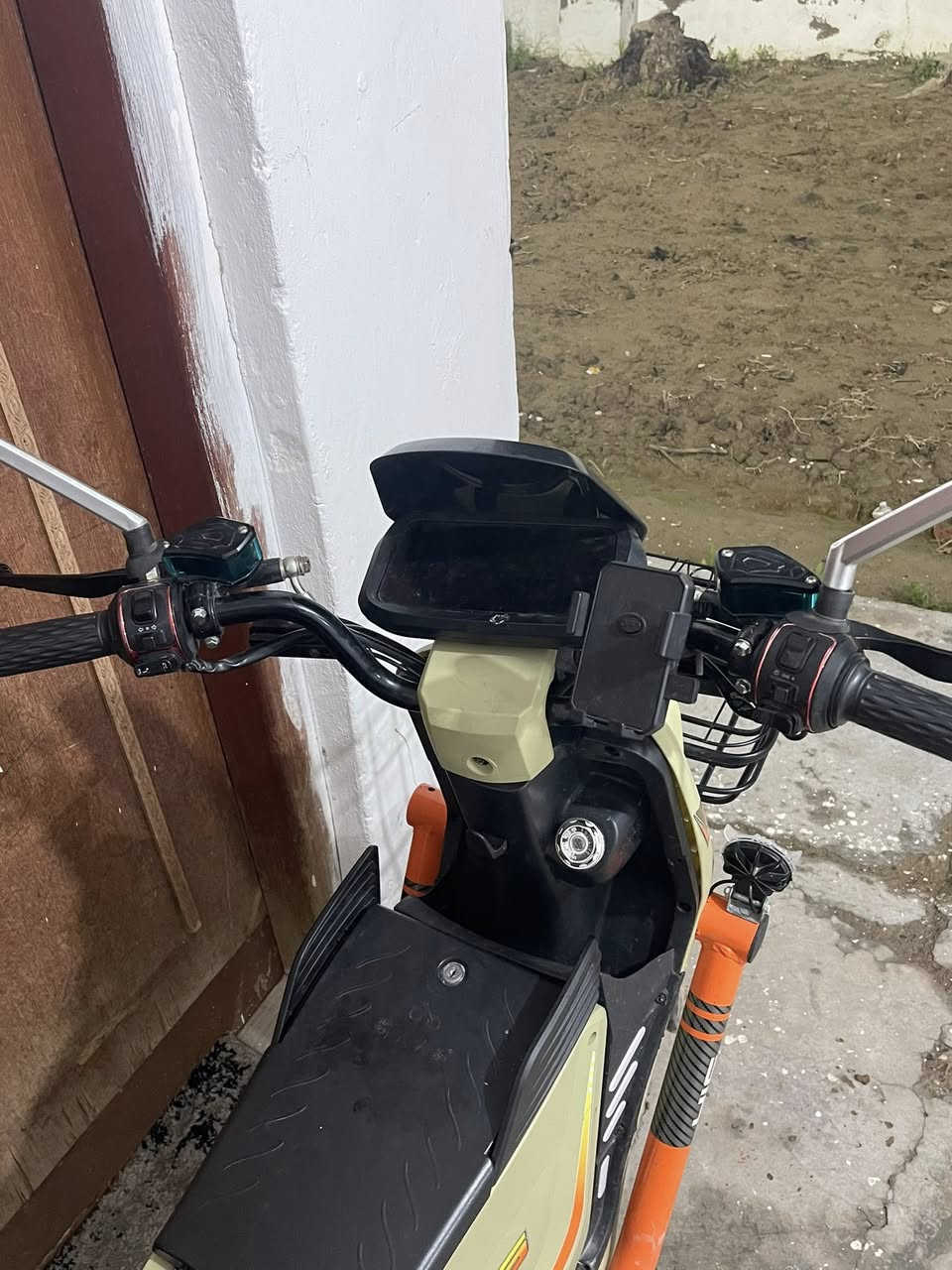 سلام عليكم دراجه شحن  للبيع  موديل 2025
الدراجه جديدة  بعدها بحالت الوكاله
للعلم الدراجه بل مطر صورتها يعني دراجه تخبل نضيفه🆕👋 
المواصفات 🆕
5بطـاريـات حجم كبير 🆕
 شاشه ديجيتال🆕
  لايت ابيضّ عالي ناصي🆕
اشارات يمنه يسره جدد 🆕🔥
سويـجات عدد 2 بصمات عدد 2 كارت عدد 2 🪪 
 ستاند جانبي وخلفي ⚡️
سماعات عالية بل دراجه🔊 
شاحنه اصلي 💥
 لون مميز 💥
- دبلات⭐️
اطارات 🗣️
بـوم عدد 2 🔥
صندوق الدراجه موجود بيها 🗃️
نشرات و أضويه ب دراجه🆕
الموقع ديالى دلي عباس 
السعر 550 ألف وبي مجال بسيط او اي استفسار اخر اتصل على الرقم 
الرقم *********** متواجد واتس آب ماسنجر هم🤍.
