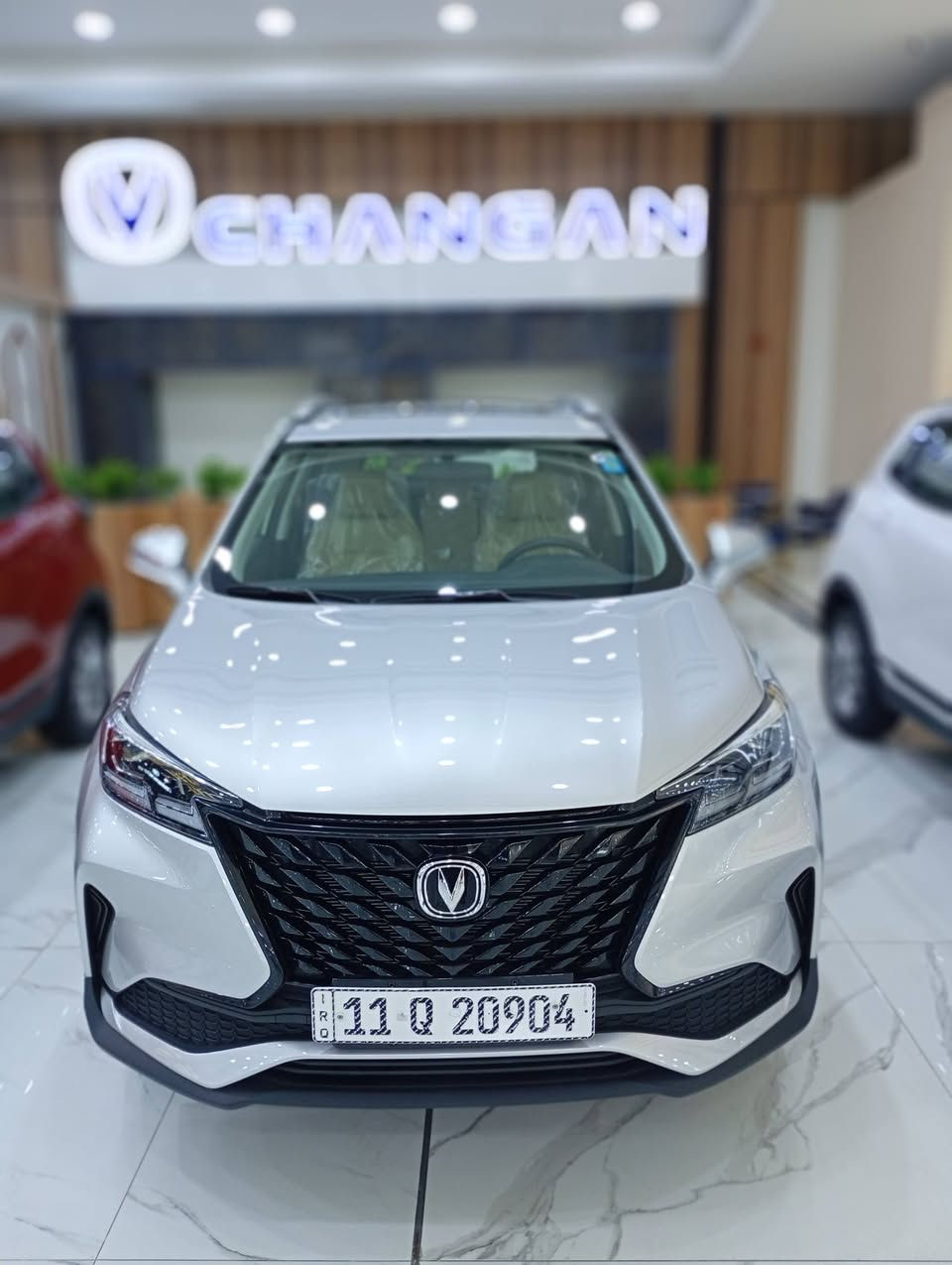 سيارة شانجان CS15 هي سيارة كروس أوفر مدمجة تتميز بمحرك 1.5 لتر بقوة حوالي 105-107 حصان، وتأتي بناقل حركة أوتوماتيكي 5 سرعات، وتوفر تجهيزات مثل شاشة لمس، كاميرا خلفية، فتحة سقف (في الفئات العليا)، وميزات أمان مثل نظام الثبات الإلكتروني، لكنها قد تعاني من عزل صوتي ضعيف للمحرك وتسارع متوسط.
المواصفات الأساسية:
المحرك: 4 أسطوانات، سعة 1500 سي سي (1.5L).
القوة: حوالي 105-107 حصان.
العزم: 145 نيوتن متر.
ناقل الحركة: أوتوماتيكي 5 سرعات (DCT).
نظام الدفع: أمامي (FWD).
السرعة القصوى: غير مميزة بشكل كبير.
استهلاك الوقود: اقتصادي نسبيًا (حوالي 6.6 لتر/100 كم). 
التجهيزات والكماليات (تختلف حسب الفئة):
الأمان: وسائد هوائية، فرامل مانعة للانغلاق (ABS)، نظام الثبات الإلكتروني (ESP)، برنامج التوازن عند المرتفعات، نظام مراقبة ضغط الإطارات، وأجهزة تحذير مسافة خلفية.
الترفيه والتكنولوجيا: شاشة لمس (7 أو 9 بوصة)، بلوتوث، USB، عرض الهاتف، كاميرا خلفية.
الراحة: مكيف هواء، فتحة سقف بانوراما (في الفئات الأعلى)، تحكم كهربائي بالمقاعد، فرش جلد (في الفئات الأعلى)، مثبت سرعة.
الشكل الخارجي: مصابيح هالوجين، جنوط مقاس 16 أو 17 بوصة، حامل سقف. 
نقاط القوة والضعف: مميزات: قيادة مريحة، تصميم جيد،
للاستفسار اتصال ع رقم مستشارة المبيعات 
☎️📞***********
