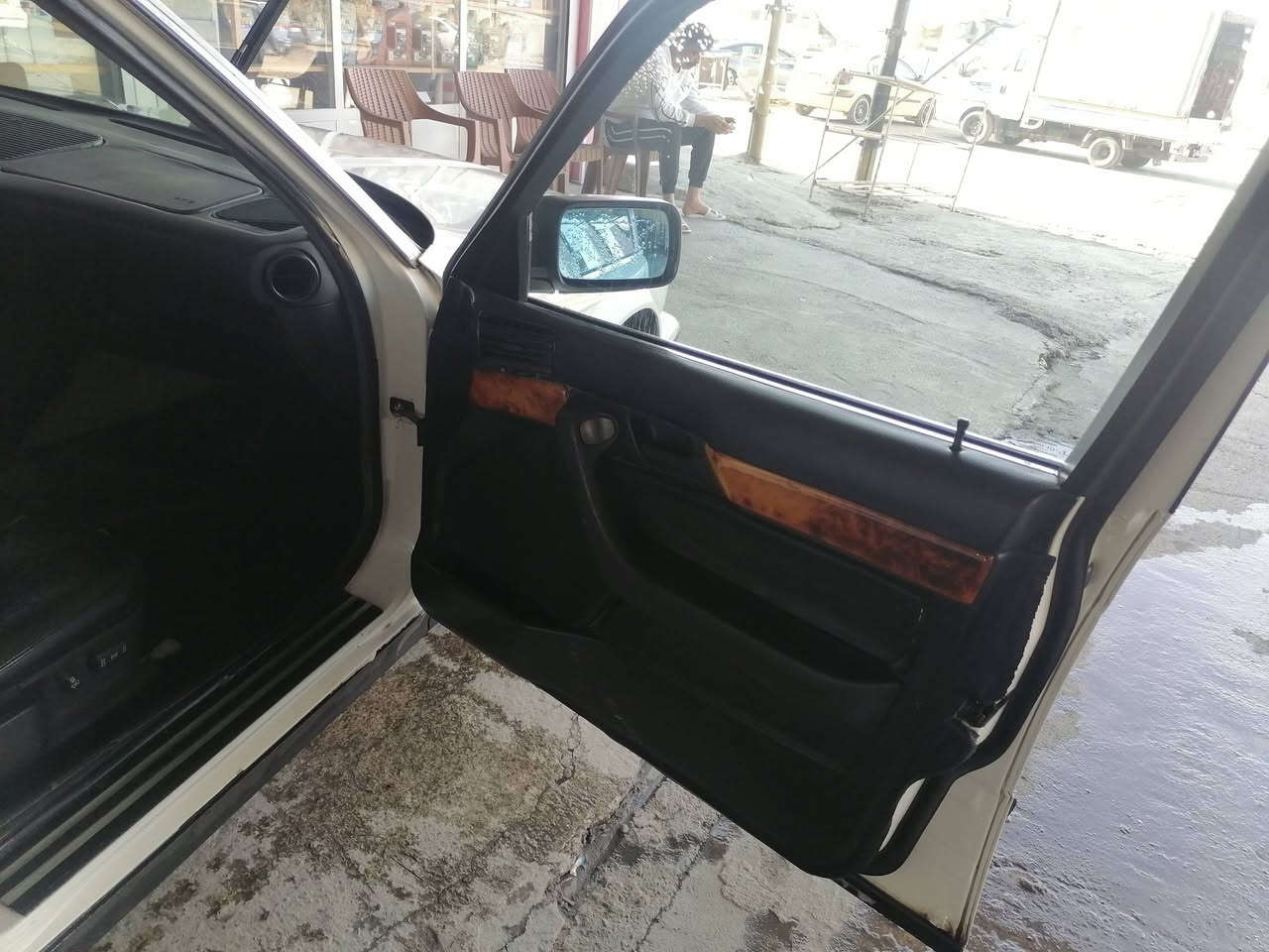 السلام عليكم للبيع بي ام حجم ٥٢٥ كبس فول مواصفات لا صبغ ولا تبديل محرك وكير ما مفتوح السياره جاهزه رقم أربيل جديد سنويه جديده كابون بنزين طخم تاير جديد  السياره ابسمي كشتات جلد كهرب  مكان السياره موصل الجانب الأيسر السعر 90 وبي مجال للإستفسار الاتصال على الرقم ***********
