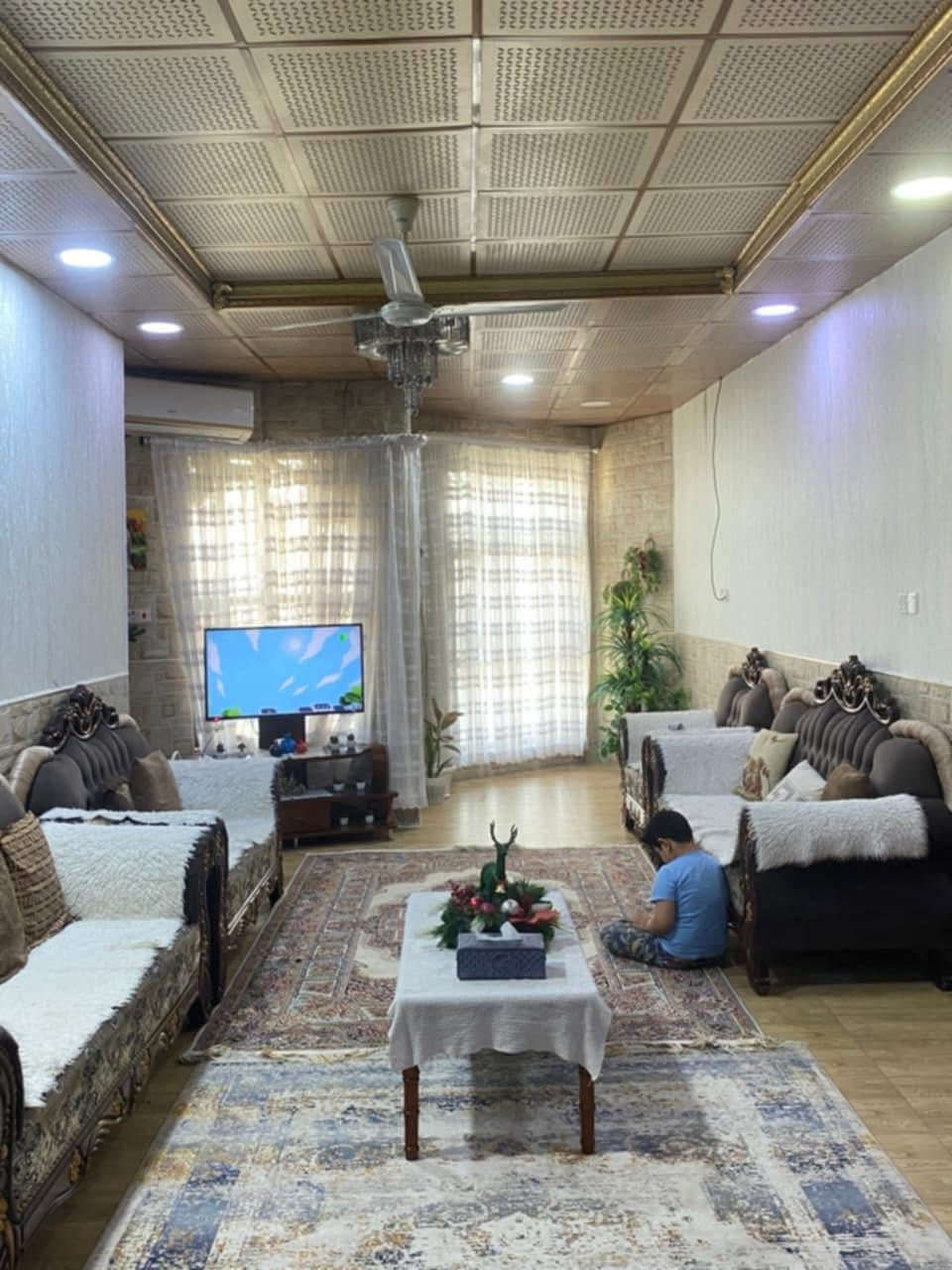 اعلان رقم 588
دار طابقين للبيع 
المساحه 226 متر
القبله حي المركز 
قرب سوق المسطر 
بناء طابوق بالكامل 
سنة 2017
يحتوي 5 غرف منام وصالتين ومطبخ وحمامات عدد٤
بناء حديث
السعر 400 مليون
#عقارات_احمد_للأستثمار_العقاري
***********
***********
