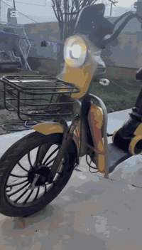 سلام عليكم 
دراجة شحن للبيع 
3 بطاريات 40 كيلو حقيقي 
الدراجه نضيفا بس الشاشه ماتشتغل خلل من الجوزات 
السعر 350/الف بيه مجال
مكاني حي الواسطي 

رقمي/*********** موجود وتساب
