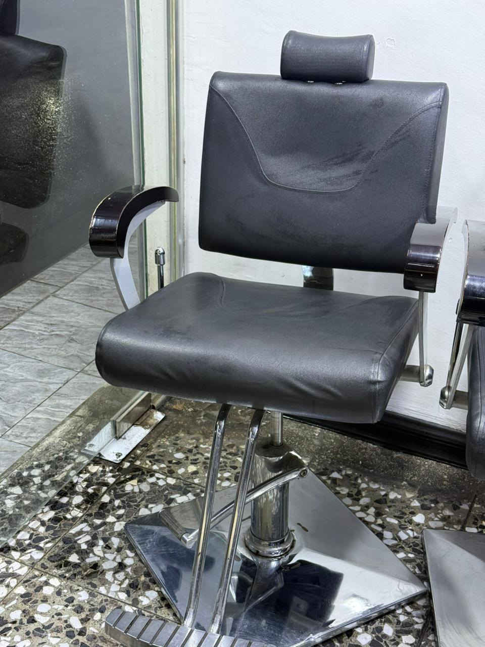 السلام عليكم كراسي حلاقه للبيع مستعمل نظيف مكاني بغداد السيديه حي الاعلام السعر 300 وبيهن مجال للاستفسار
واتساب ***********
