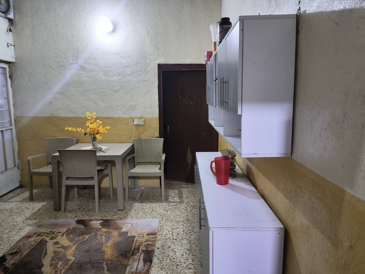 سلام عليكم بيت للبيع تجاوز 100 متر كامل وعالي عن الشارع  حيل نضيف الحمام وتواليت مشترك سيراميك غرفه جبيره ومطبخ وستقبال وكراج وتواليت خارجي البيت مطبك كاشي سكف سندوج مضروب سلفون عازل مقابيل شركت الزوراء السعر 20 ***********
