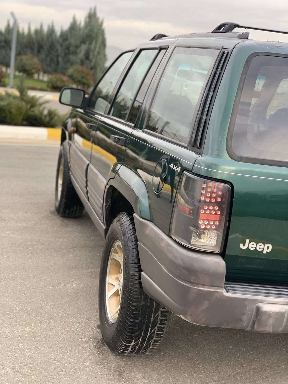 مؤديل1995Jeepشوێن سلیمانی ***********سعر51گه V8 لاو مه عامه له 
سه ياره كه بێ دەعموولێ دراو جوارتایە ویلی نوێ سە نەوی تازەیە تا٢٠٢٩ته حويل خرامه براوه به شه رت گێروو مەکینە بە شەرت تبریت ساردوو گەرم بەشەرت كوشن كاره با ته عديل سورعه سوكان ڤؤليوم ناو  ڤؤرميگا
