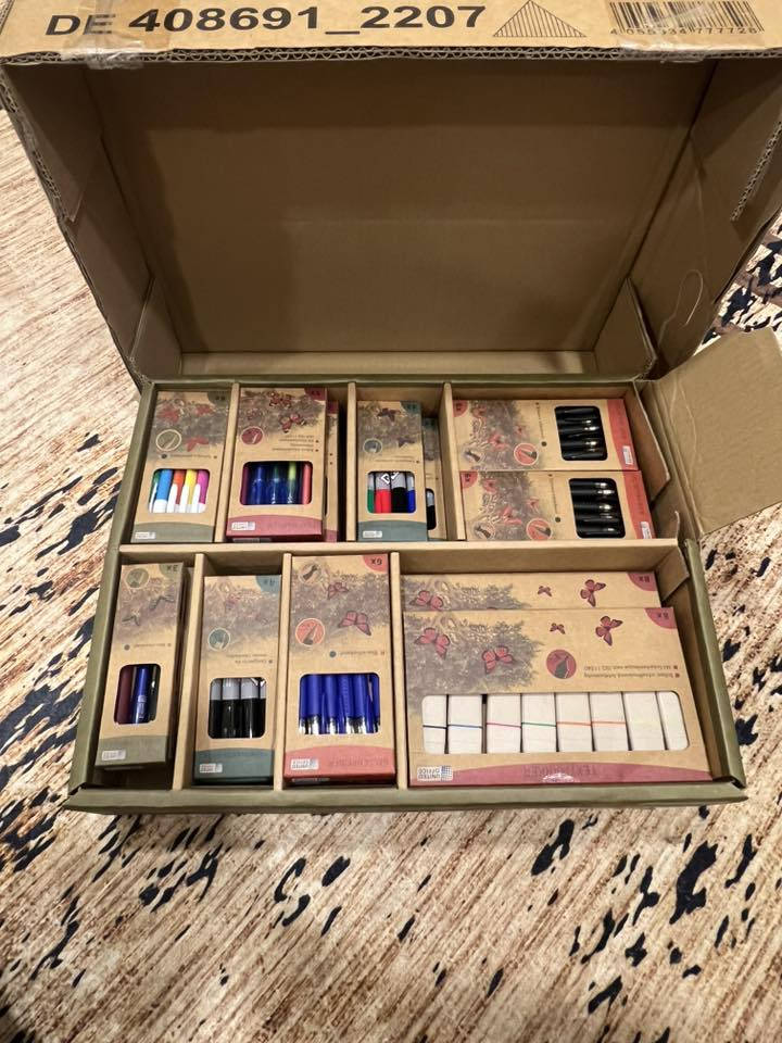 اقلام اصلية كارتون مشكل 212 قلم قيم وخذ بغداد ***********
