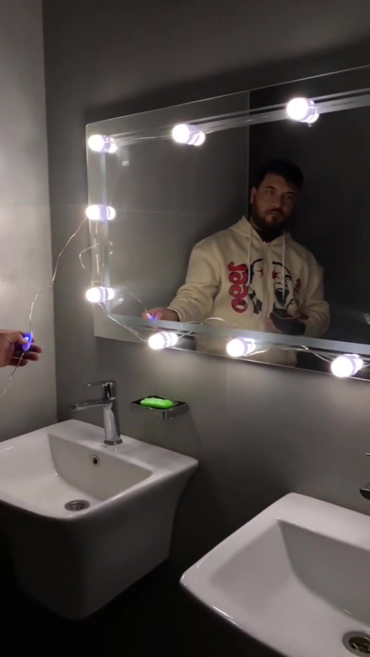 إضاءة مرآة مكياج LED USB – Vanity Mirror Lights 

خلي مرآتك احترافية بإضاءة LED قوية وواضحة تساعدك بالمكياج والعناية اليومية بكل سهولة 💄💡

✅ لمبات LED دائرية موزعة بشكل متناسق حول المرآة
✅ تثبيت لاصق قوي وثابت
✅ لمبات قابلة للدوران مع تصميم تلسكوبي عملي
✅ إمكانية تعديل طول السلك حسب حجم المرآة
✅ تعمل عبر USB (باور بانك، شاحن هاتف، لابتوب أو منفذ USB)
✅ إضاءة بيضاء نقية 6000K – 6500K لرؤية أوضح

📦 محتويات العلبة:
• مجموعة لمبات LED للمرايا
• سلك USB للتشغيل
• نظام تثبيت لاصق مدمج

💰 السعر: 8 آلاف دينار فقط
🚚 التوصيل: 5 آلاف دينار


**إذا كنت صاحب هذا الإعلان وتريد حذفه لأي سبب، رجاءا أرسل رسالة إلى الدعم الفني**