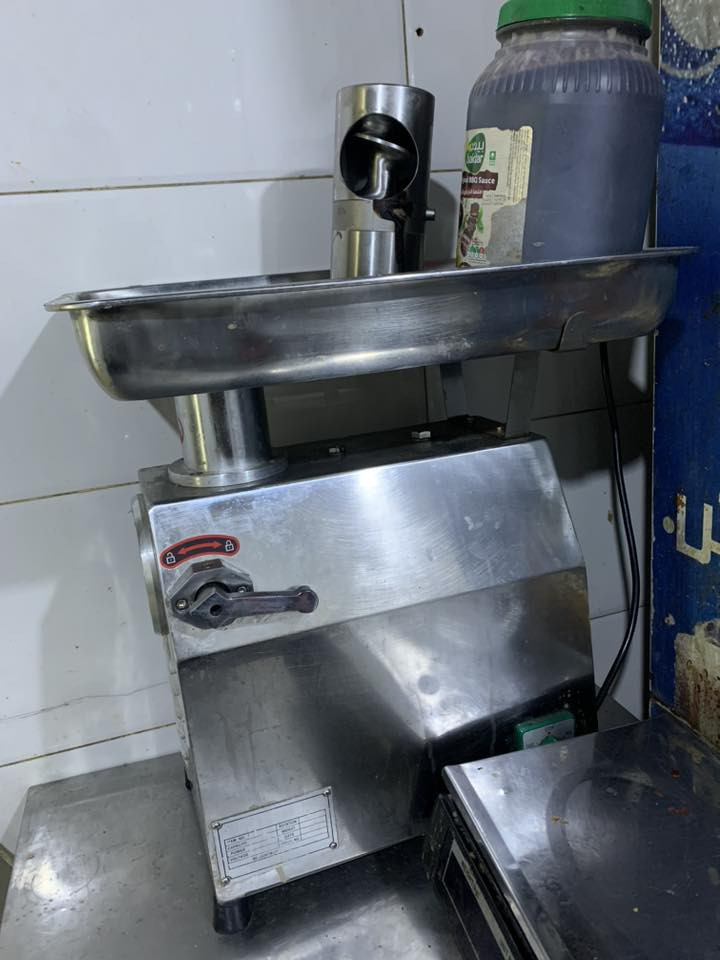 سلام عليكم مثرامة لحم مستعمل اسبوع للبيع السعر ٣٠٠المكن السعدون الرقم***********
