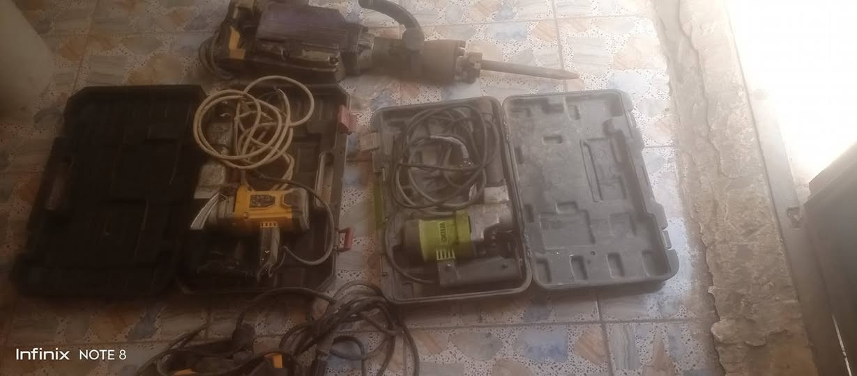 السلام عليكم دريلات قديمه للبيع بسعر مناسب اللي محتاجهن هذا رقمي ***********
