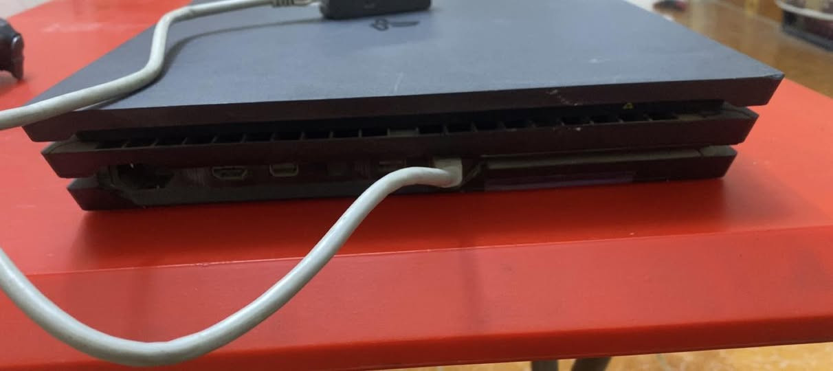 بلي ستيشن 4 
برو
مهكر
مع جوستكات عدد 2
ونظف جداً
السعر 350
رقمي للتواصل
***********
