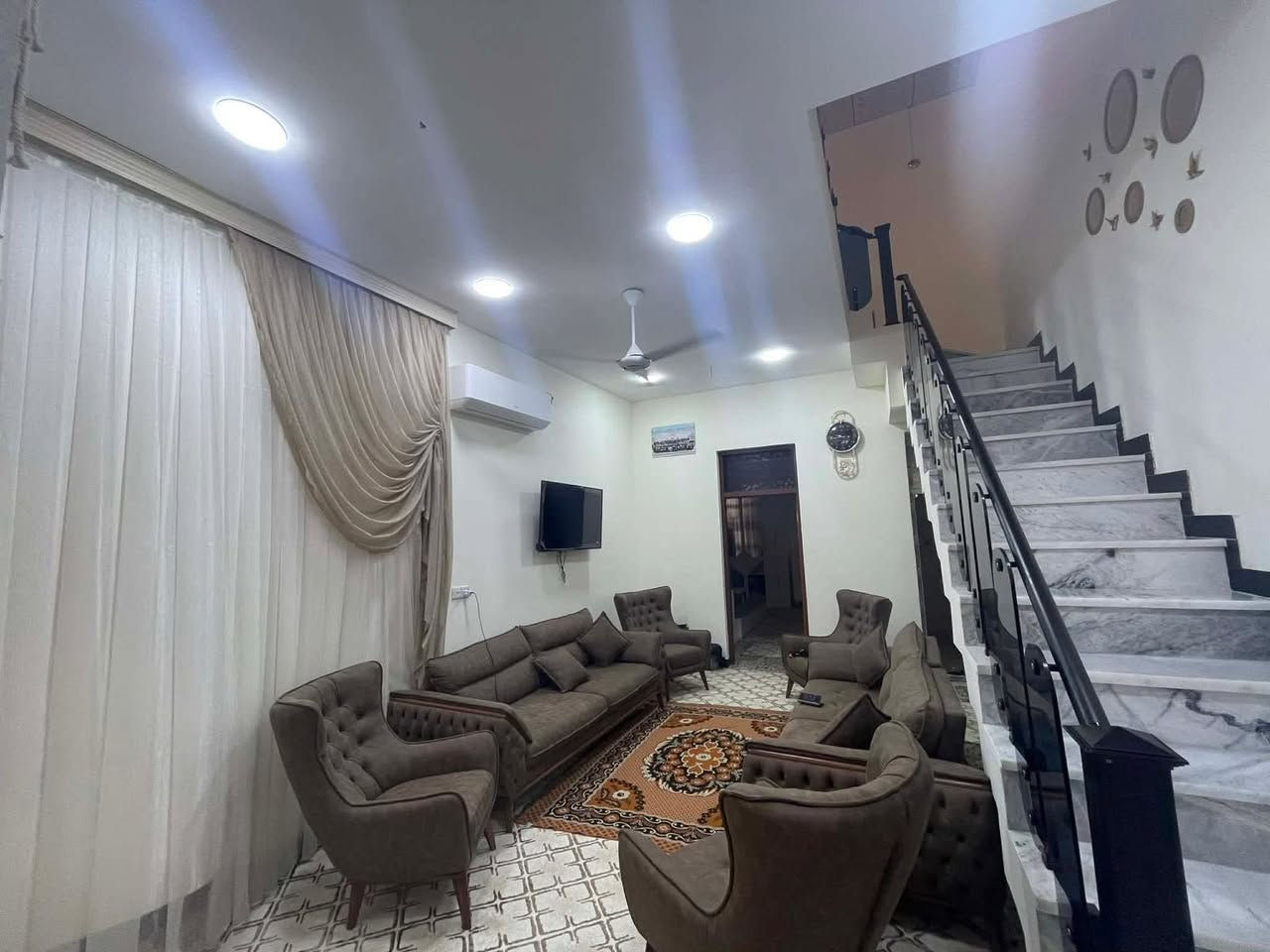 السلام عليكم يوجد بيت للبيع المساحه١٢٥متر بحي ١٨على شارع ٢٠
يتكون من مدخلين صاله ومطبخ وهول داخلي وغرفه نوم وخدمات البيت طابق واحد نظيف جداً 
الي يحب يتفضل خاص سعر مناسب جدا
***********
