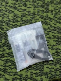 مني 4 برو • شواحن • ريش أصلي