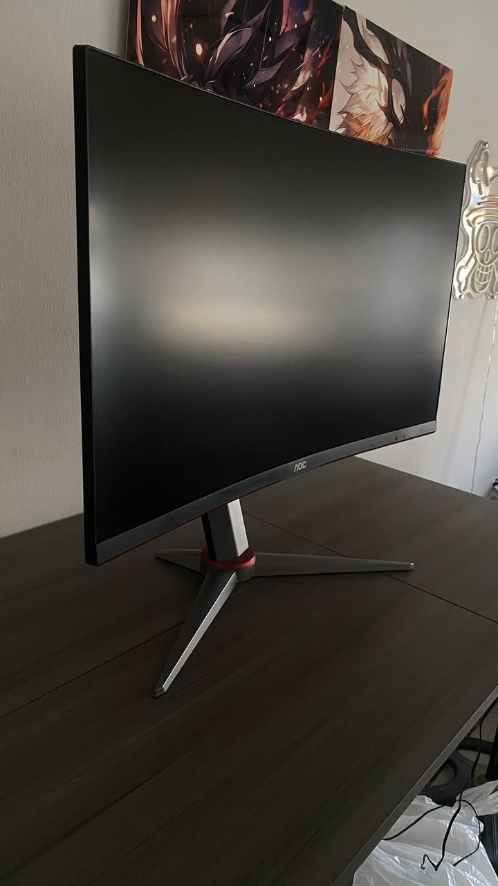 شاشة : AOC C27G2Z
مكلف بالنشر 
رقم صاحب الشاشة : ***********
…….
شاشة استعمال بسيط جدا ونضافة 100‎%‎

الحجم والدقة
• حجم الشاشة: 27 إنش (منحنية 1500R)  
• الدقة: Full HD – 1920 × 1080 بكسل  
• نسبة العرض: 16:9  

اللوحة والتدرج اللوني
• نوع اللوحة: VA (تباين عالي وألوان مشبعة)  
• عمق الألوان: 16.7 مليون لون  
• نطاق الألوان: تغطية sRGB ~120 % تقريبًا بحسب مصادر  

⸻

⚡ الأداء (الـ Gaming)

• معدل التحديث: 240 Hz    
• زمن الاستجابة: 0.5 ms (MPRT)    
• تقنية المزامنة: FreeSync Premium / Adaptive-Sync    
• دعم G-Sync Compatible (توافق مع بطاقات NVIDIA)  

⸻

🔆 جودة الصورة

• السطوع: حوالي 250 – 300 cd/m²  
• نسبة التباين: 3000:1 (ثابت)  
• زاوية المشاهدة: 178° أفقياً وعمودياً  
• علاج الشاشة: مضاد انعكاس (Anti-glare)  
السعر قيم بما يرضى الله وبالعافية عليك
