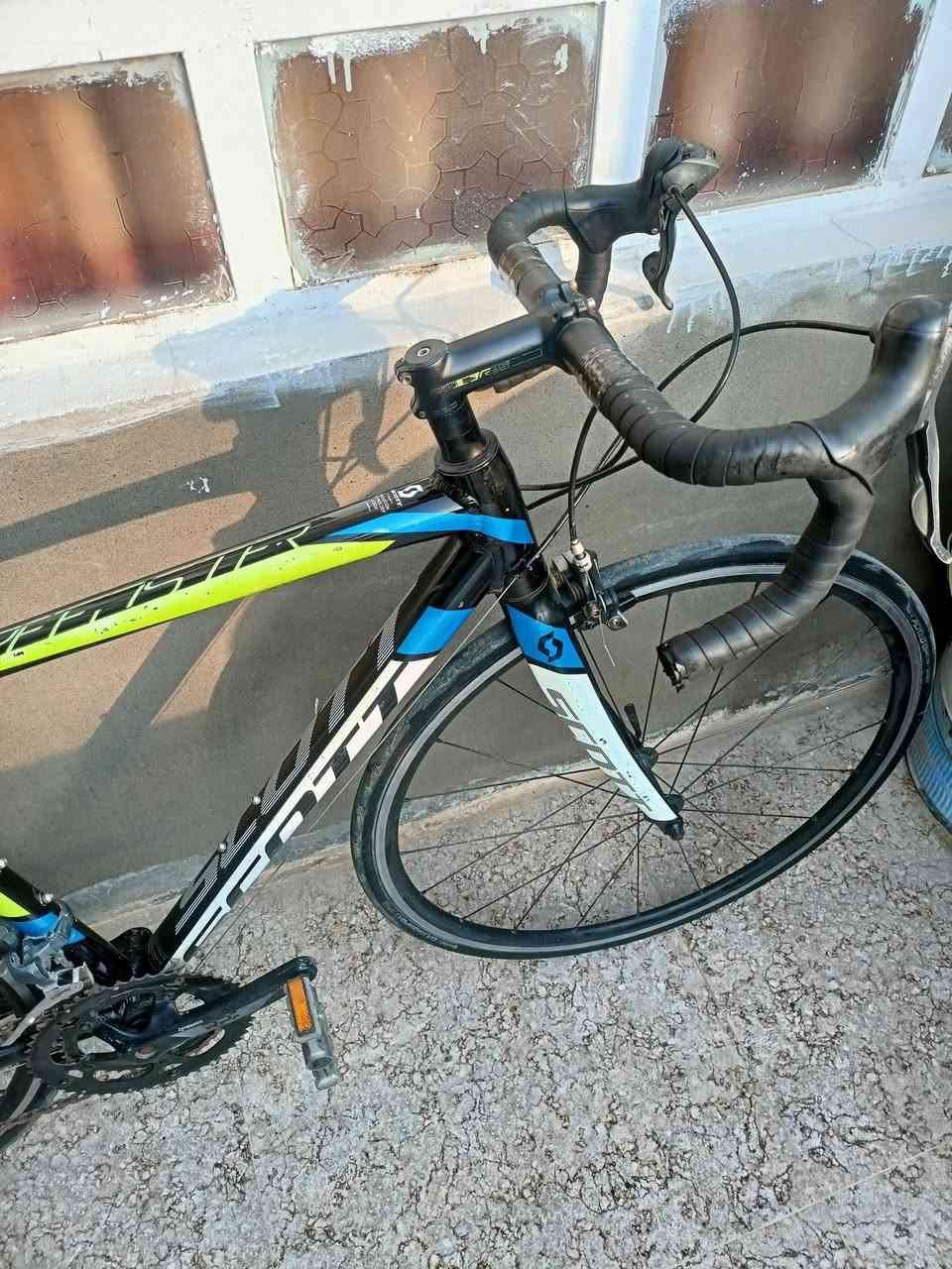 السلام عليكم الطيبين 
رمضان مبارك 
 دراجة رود سباق ماركة سكوت العالمية السويسرية 🇨🇭
مواصفات الدراجة : 
قياس الدراجة 52 
سستم شيمانو بالكامل 
بدالات كلارس . نقال امامي كلارس . عقرب سورا 
بريكات تيكترو
دراجة جاهزة ب الكامل
السعر 340 الف وبي مجال
متوفر توصيل جميع المحافظات 
للتواصل خاص او على الارقام 
***********
***********
