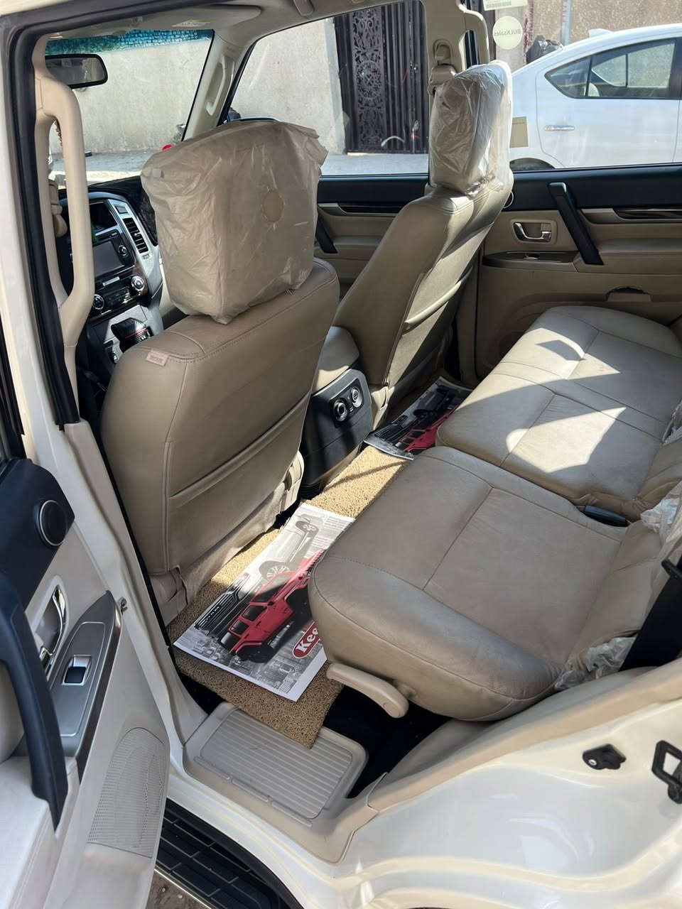 السلام عليكم للبيع باجيرو حبتور راس الارنب العلامه الذهبيه خليجيه السياره لون ابيض صدفي مديل 2019السياره جديده بمعنه الكلمه ماشيه46الف رقم اربيل مكفوله من الصبغ والضربه والبارد مواصفات السياره حساس خلفي حساس اطارات كامره خلفيه كشنات جلد سبعه راكب الامامي كهرباء دمام نضام دفلوك مري شفط شرط الاسبير منازل تبريد تدفئه ثلاث قطع وبيه ثلاجه جانبيه فتحه سقف محرك 3800السعر 252وبيه مجال للشراي مكاني بغداد للستفسار رقم***********غير متواجد فيس فقط واتساب
