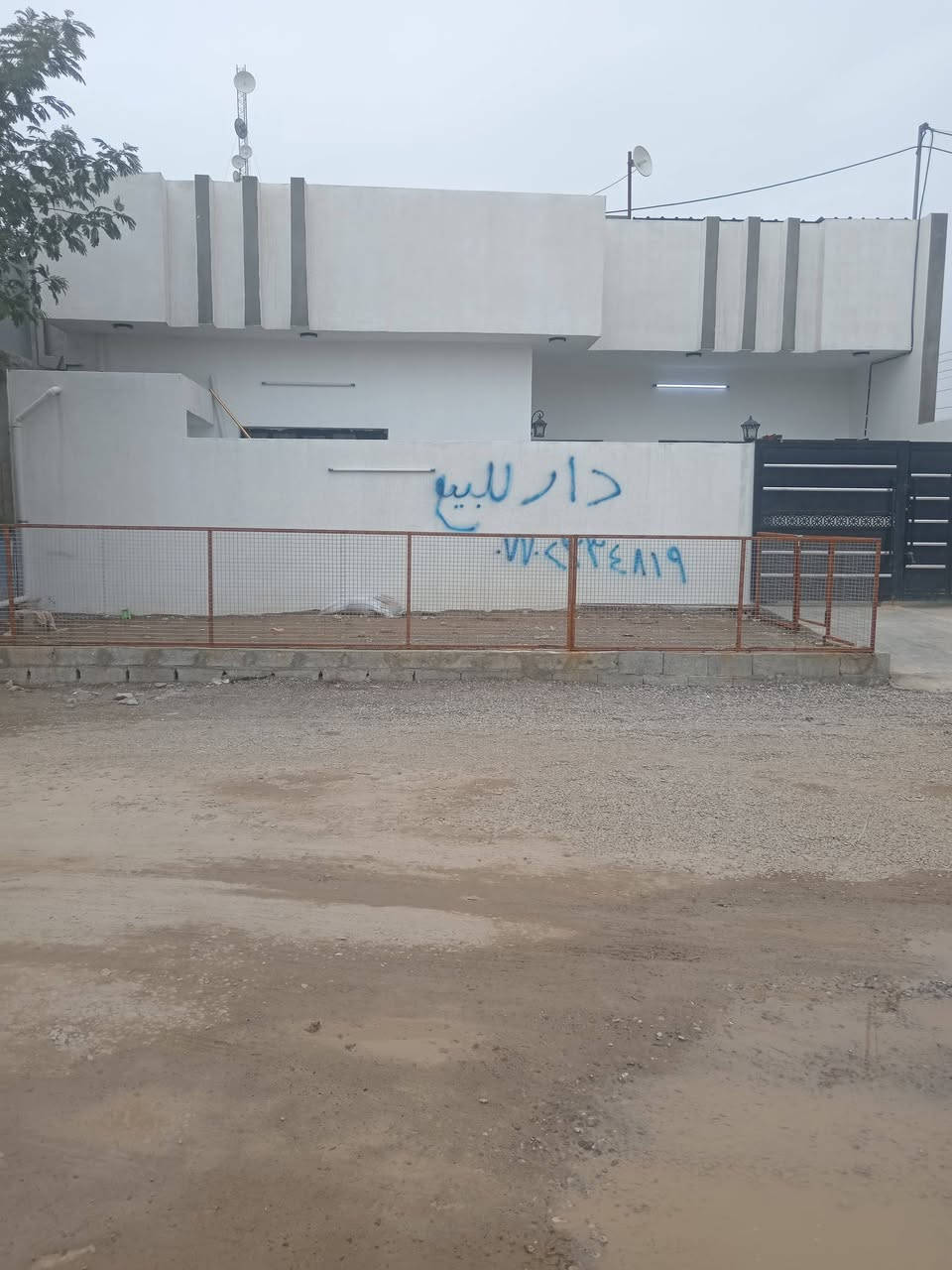 السلام عليكم بيت 200 مربع بناء جديد منطقه باجون الجديده عل ترابي تفاصيل اكثر عل خاص او اتصل *********** مو بعيد عل شارع العام
