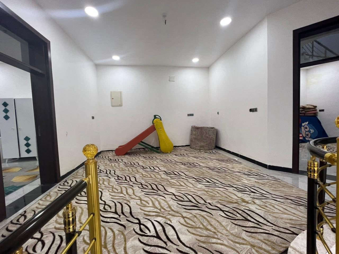 السلام عليكم دار للبيع
مساحة / 150 متر
واجهه /7.5 متر
نزال / 20 متر
غرف نوم / 4 / خدمات / 4
صاله مطبخ هول داخلي
بناء حديث سنة 2023
العنوان الاعلام حي التعليم

مكتب الكرادي
*********** واتساب
