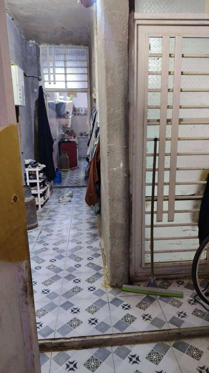 بيت للبيع طابو صرف النجف حي ميسان قطاع 24خلف شارع الكيات مساحه 100متر يحتوي على غرفه وصاله واستقبال ومطبخ وصحيات والطابق الثاني يحتوي على غرفه وصاله 
صب كونكريت ارضيه بورسلين جدران سيراميك 
ملاحظه الطابق الثاني يحتاج لبخ وارضيه 

السعر المطلوب 88مليون وبي مجال 

للاستفسار والمعلومات الاتصال بنا *********** 

او مراجعه مكتب ألروان للوساطه العقاريه والمقاولات العامه 

عنوان المكتب حي ميسان ع الشريط قرب صيدليه الشراع مقابل الاستداره مباشر 

عندك بيت عرصه للبيع راسلنه وات ساب وتدلل
