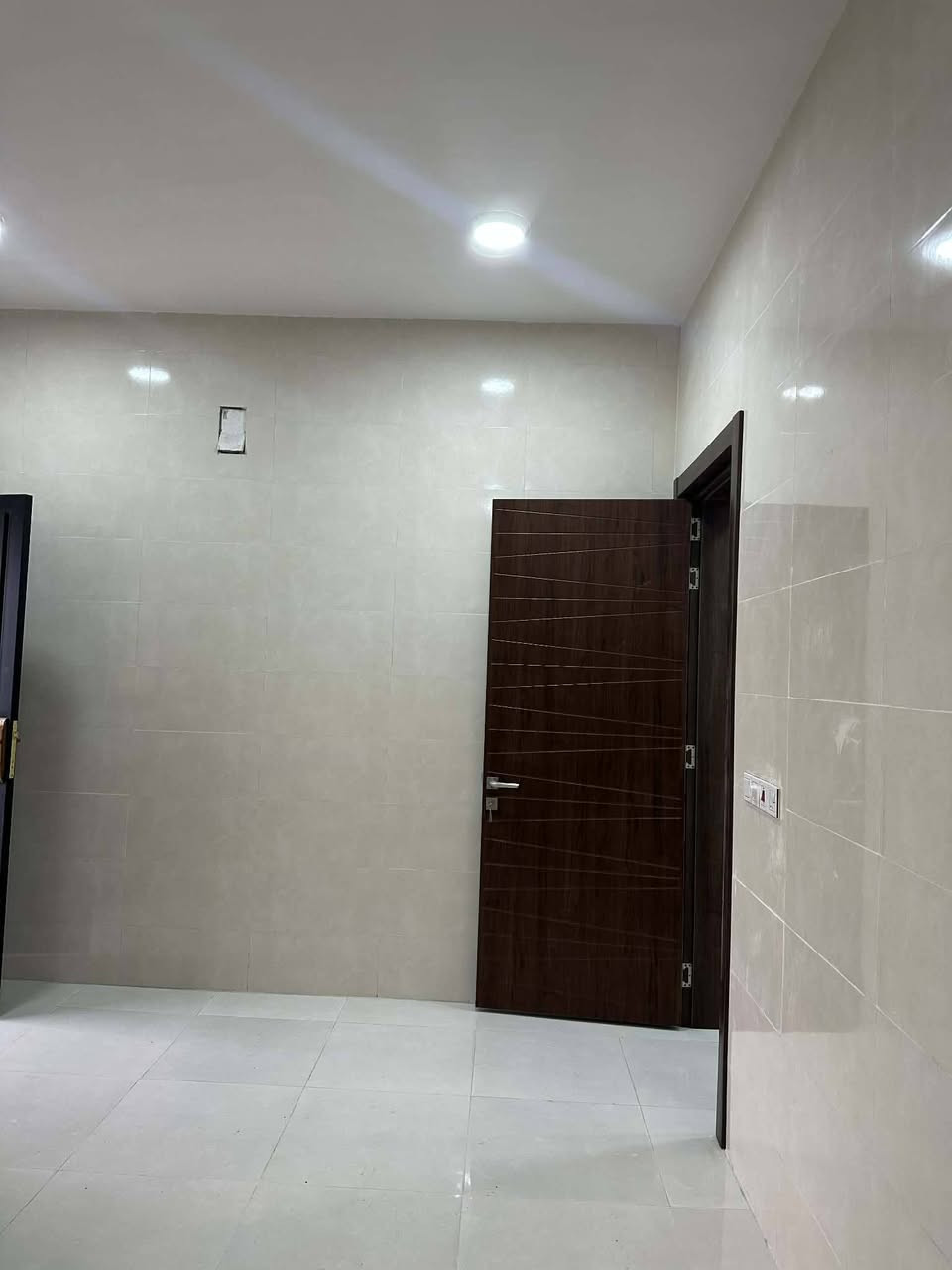 دار للبيع مساحه ٢٠٠ م طابو زراعي سند 25 طابقين اربع غرف نوم بناء حديث سنه ٢٠٢٦ غير مسكون العنوان حله السعر ١٧٥ قابل للتفاوض ورديه قرب سيد موسى للاستفسار الاتصال على الرقم *********** او٠٨٣٥٩٦٤٦٣٣ او مراجعه مكتب الرضا للعقار مقابل مجبس التمور أو مدرسه الطريق الى المئه
