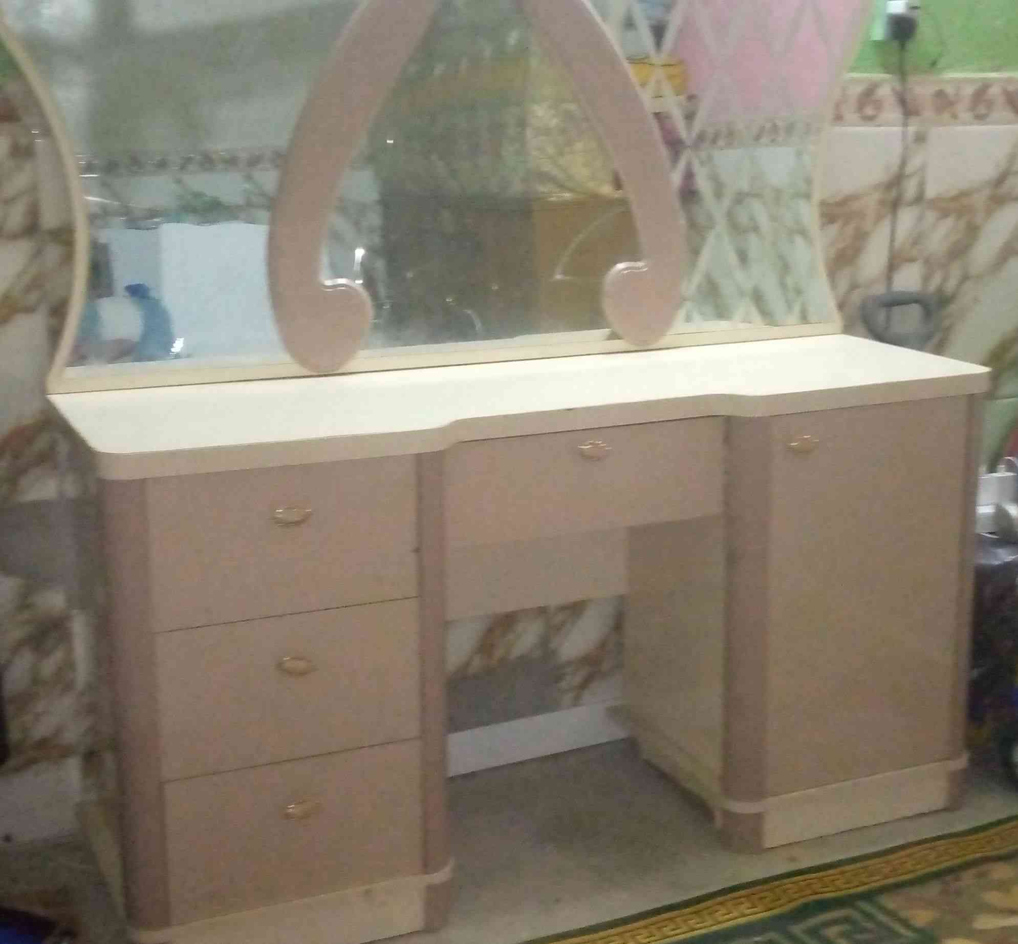 ميز مراية للبيع تركي نضيف سعرة 60 حي الميلاد رقمي ***********
