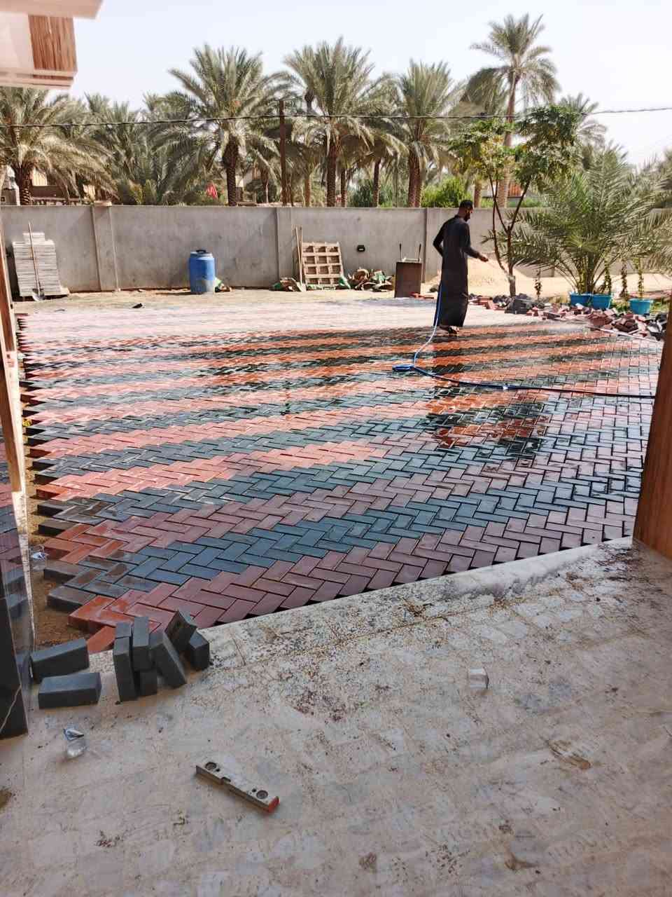 متوفر كادر عمل
نشتغل انواع الارصفه شوارع حدائق مدارس دوائر 

  ونشتغل جميع المحافضات ويوجد كرسته وعمل توصل على ارقم ***********
