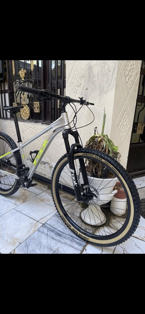 سلام عليكم.
دراجة 🚴‍♀️ البيع. ماركة. iTOOK
باله. حاوية
حجم 29   . 
معدن فول المنيوم. صب 
وزن خفيف 
مواصفات دراجة 
سيت سستم شيمانو ديور حديث
فريم مضلع 
وايرات دفن  
مكينة. خلفي 10 
بريكات دهن هدروليك 
دبل تحكم قفل فتح ب سكان 
سكان قياس ٨٠ حديث 
تايرات كتان أصلي بلادي يتحمل أوزان. ثقيلة 
ويل طبقتين يتحمل أوزان ثقيلة 
كمبليون امامي خلفي
بايدر براكيت حديث 
دراجة. كلشي بيه بلادي سرج بايدر. قاطعه مطارة كله بلاد. 
عنواني بغداد الدورة شارع كفاءات 
***********
