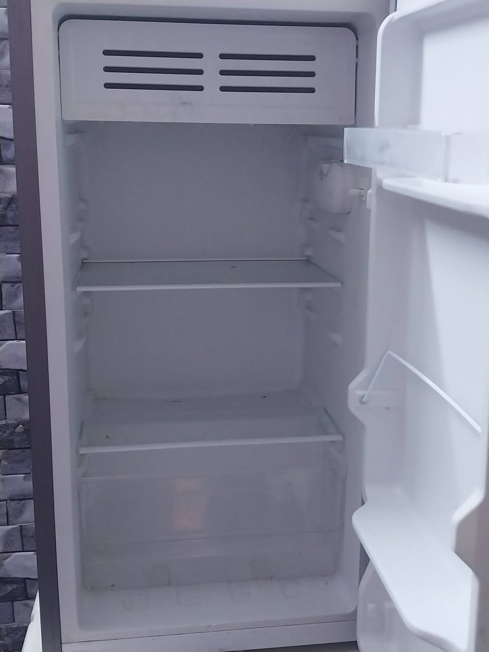 ثلاجة شبه جديده استعمال قليل جدا
طولها ٧٥ وعرضها ٥٠ تقريبا 
السعر ٧٥ الف


**إذا كنت صاحب هذا الإعلان وتريد حذفه لأي سبب، رجاءا أرسل رسالة إلى الدعم الفني**