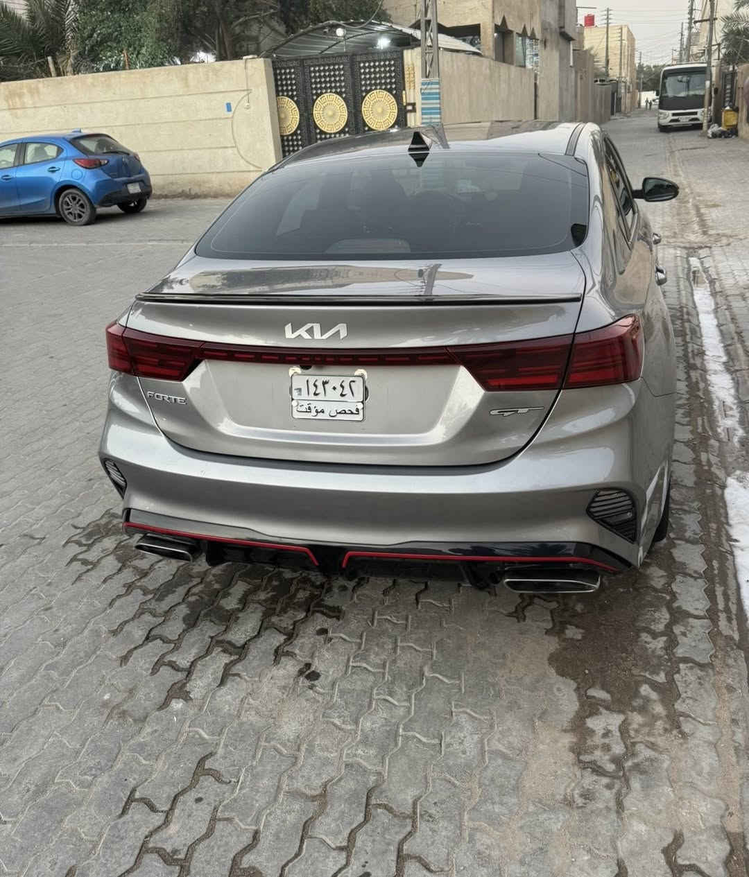 السلام عليكم 
كيه فورتي رياضي تيربو مديل ٤ وشرين سياره ما ماشيه جديده حداده تبريد فول الساره ما عده الفتحا رادرات حساسات تحكم ستيرن تحكم قياده تشغيل عن بعد الساره فول كلشش وارد مريكم حادثها بس بنيد فقط رايدها 145 بدون رقم الساره 
رقم تلفوني ***********
