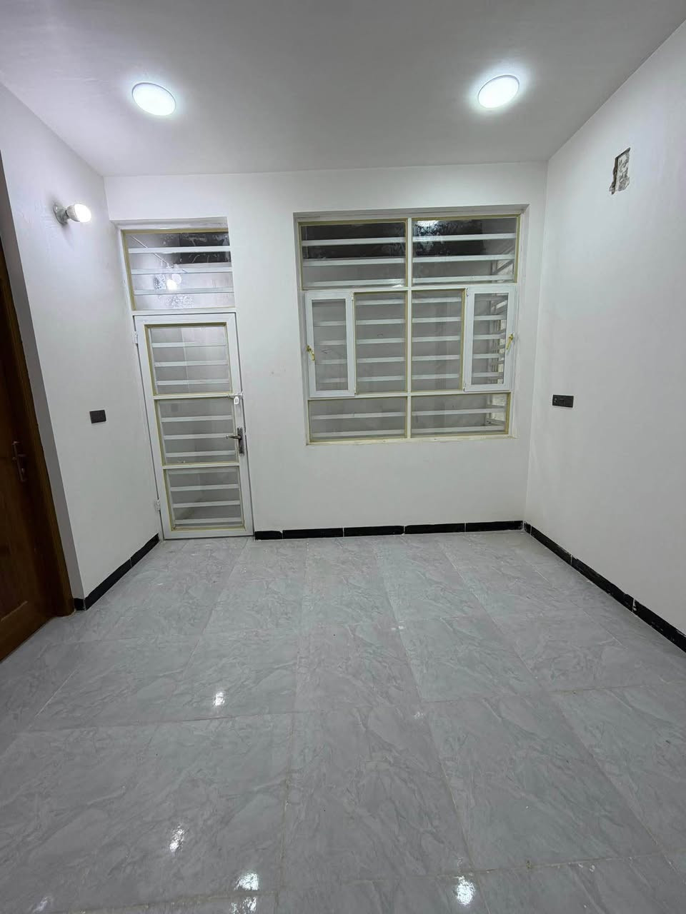 #دار_للايجار 👇👇غير مسكون سابقا

#الموقع // #حله_نادر_الثانيه 

#المساحه // 110 م

#مبلغ_الايجار // خاص

#التفاصيل ( استقبال + مطبخ + هول 

+ غرفة نوم + مجمع صحيات 2

+ منور عدد 2 + مخزن )

——————————

للاستفسار اكثر مراسلة الصفحة او الاتصال 

 #علاء_الغرباوي  📞 ***********

او مراجعه المكتب 🏠#مكتب_روعة_اللقاء_للعقار 🏠

               🏗️ #مــوقع_المكتب🏗️

{ بابل/ حله نادر الاولى شارع الخدمي قرب سكله صدام } حلة, بابل
