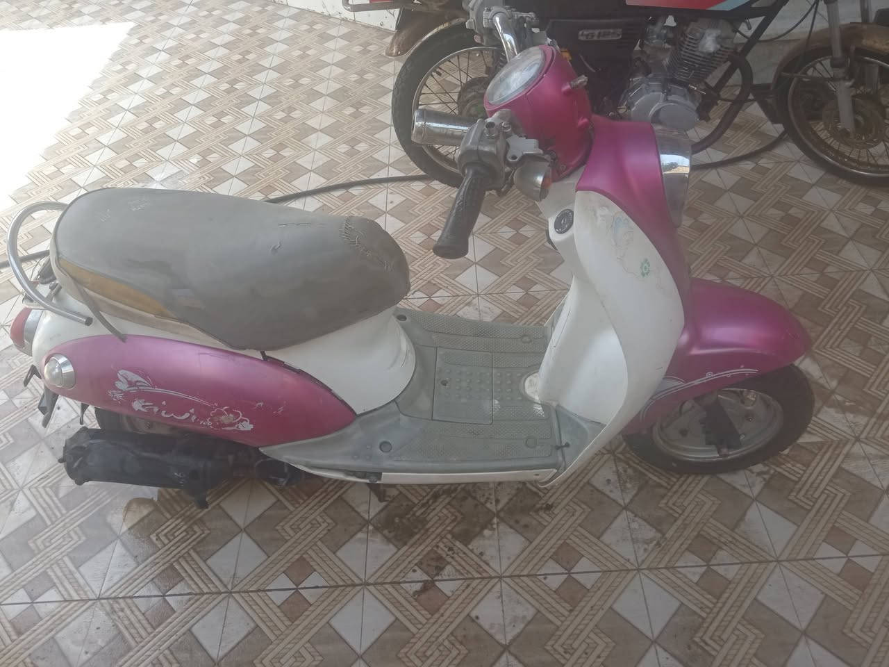 البيع خفيفه وسريعه نقصها والفات وكزوز بي ثقب السعر 140. وبيه مجال الشراي المكان قضاء المدينه الرقم ***********
