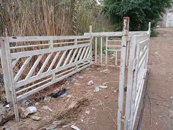 سلام عليكم محجر الابيض البيع تفصل جديد حديده قوي ونضيف مابي خياس سعره ٣٥٠ وبي مجال مكاني واسط الكوت ***********
