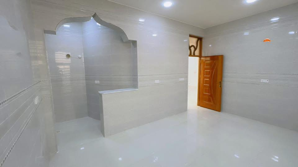 الدار للبيع وبسعر مناسب جدا
الكوت حي الحوراء قرب شارع ابو الفضل 
بناء سنه ٢٠٢٥ مساحه ٢٠٠ متر وجه على ساحه
للاستفسار ***********
