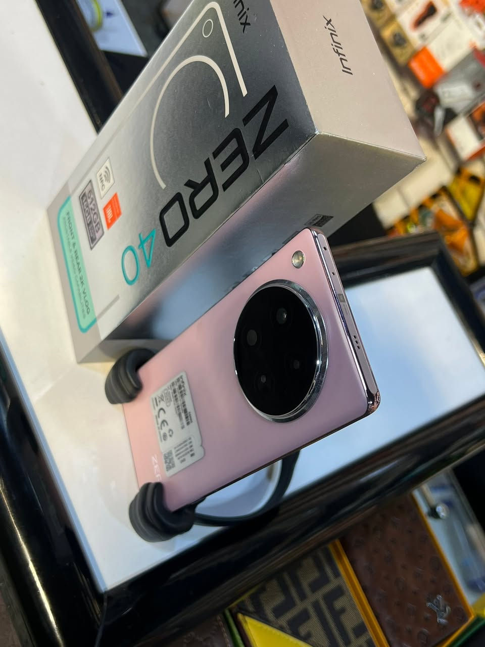 للبيع: Infinix Zero 40 (مستخدم نظيف جداً) ✨
الجهاز غني عن التعريف بمواصفاته القوية وشاشته المنحنية الممتازة وكاميراته الاحترافية.
المواصفات الرئيسية للهاتف:
 الشاشة: شاشة منحنية (Curved AMOLED) بحجم 6.78 إنش، تدعم مليار لون ومعدل تحديث سريع جداً وسلس، محمية بطبقة زجاج كورنينج غوريلا غلاس 5.
 الكاميرا الخلفية: ثلاثية؛ الأساسية بدقة 108 ميجابكسل تدعم التثبيت البصري (OIS) لصور وفيديوهات ثابتة، بالإضافة إلى عدسة عريضة جداً بدقة 50 ميجابكسل.
 الكاميرا الأمامية (السيلفي): خارقة بدقة 50 ميجابكسل مع فلاش أمامي مزدوج وتدعم تصوير فيديو عالي الدقة.
 البطارية والشحن: 5000 مللي أمبير، تدعم الشحن السريع بقوة 45 واط (يشحن حوالي 50% - 60% في 25 دقيقة فقط).
 الصوت: سماعات ستيريو مزدوجة ممتازة مضبوطة بواسطة JBL.
 المميزات الإضافية: بصمة مدمجة تحت الشاشة، ومقاومة رذاذ الماء والغبار بمعيار IP54.
معلومات البيع:
 الحالة: مستخدم نظيف جداً (بحالة ممتازة).
 السعر: 300 ألف دينار.
 الموقع: بغداد.
 التوصيل: متوفر توصيل لجميع المحافظات.
📞 للتواصل والاستفسار (اتصال أو واتساب): ***********
