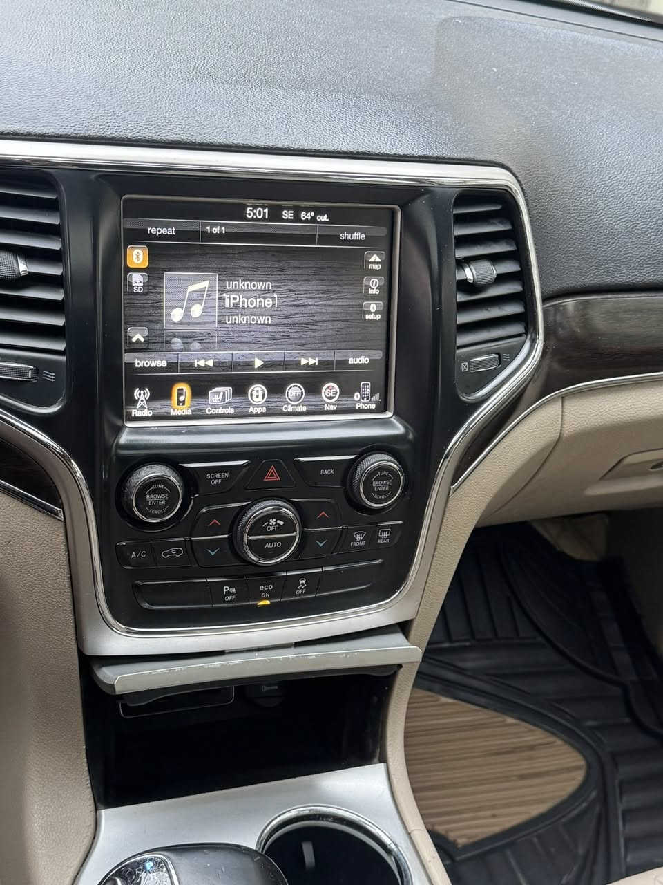 السلام عليكم 
للبيع جيب موديل 2014 خليجي اوفر لاند بيها جاملغ امامي صبغ وبيها بارد قليل 
السعر 215$
مكان السياره بغداد الشالجيه 
***********
