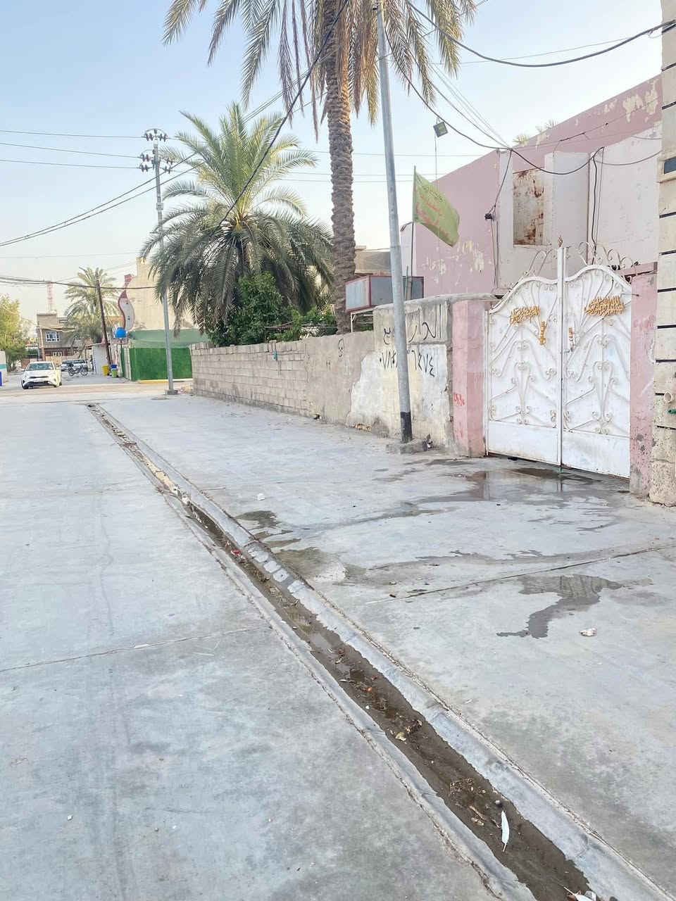 سلام عليكم الدار للبيع  مساحته 300متر 
عرض 20 متر ونزال 15 ركن صاير 
طابقين الاول استقبال +هول +غرفه نوم 1 +ومطبخ بارد وحراري +صحيات+ معه حديقه مبنيه محلات عدد 2 الطابق الثاني غرفتين نوم + وبيتونه +صحيات 
* موقع البيت حي العروبه جاي من فلكه انس الشارع اليوديك عل سفينه وجه عل شارع 
البيت بسمي مو ورثه &&&
 ملاحضه : الصوره الي مخطط بيه بل ابيضّ هاي تكدر تاخذه من الدوله  
الاستفسار عل ارقام /مامتواجد عل فيس 
***********
 ***********@
