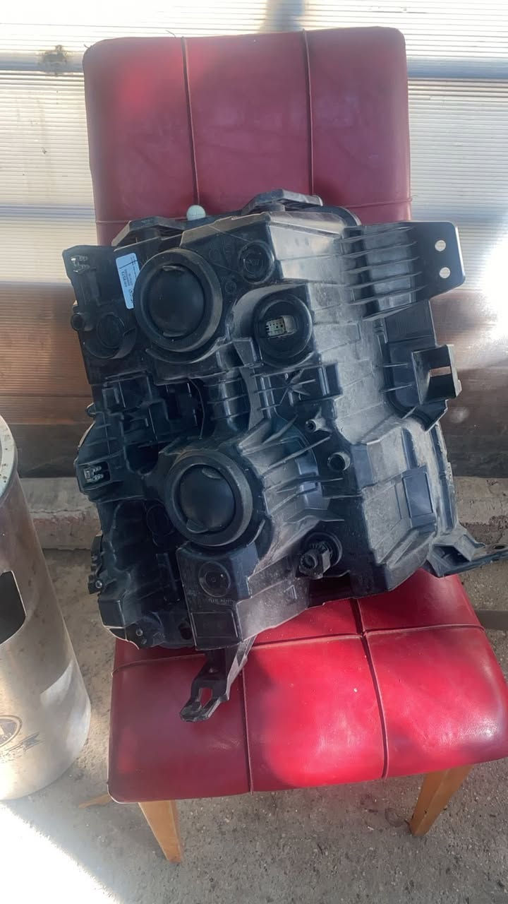 السلام عليكم زوج لايت اصلي مال سلفرادو2024  كوستم جهة يسره مكسور  من الجامة ومن الخلف واليمنه جديد حدثت السيارة وبقن هذني للبيع ثنينهن ب190 الف وبيهن مجال بسيط موجودات بزيونة ***********
