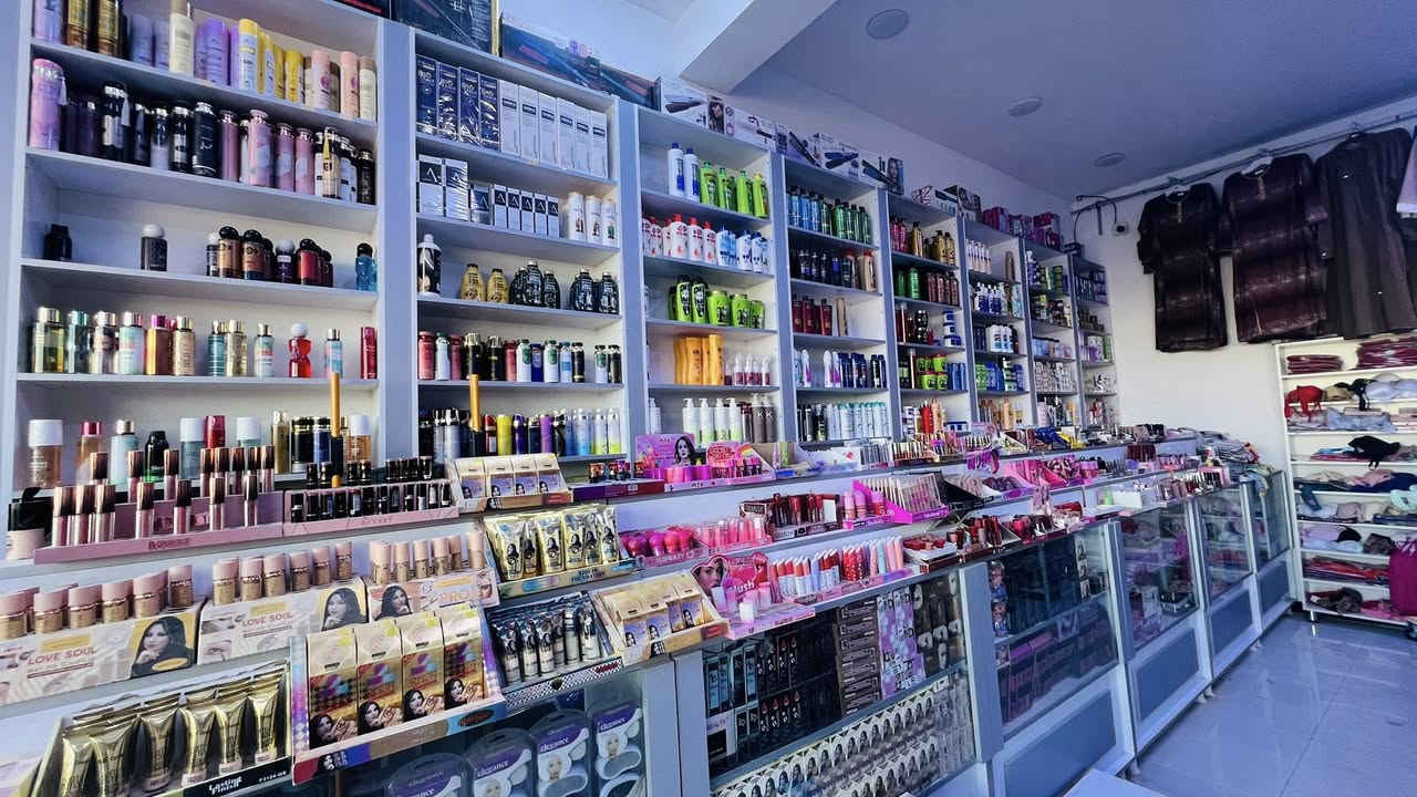 � تصفية محل كوزمتك وعطور 📢
لأصحاب المحلات والتجار أو الراغبين بالشراء، تتوفر إمكانية شراء البضاعة كاملة (شلعة وحدة) أو شراء قسم العطور فقط أو قسم الكوزمتك فقط بأسعار مناسبة.

📍 العنوان: الناصرية – حي الشهداء
📞 للاستفسار والاتصال: ***********

الجادين فقط، والبيع بأسرع وقت ممكن. أهلاً وسهلاً بالجميع.
