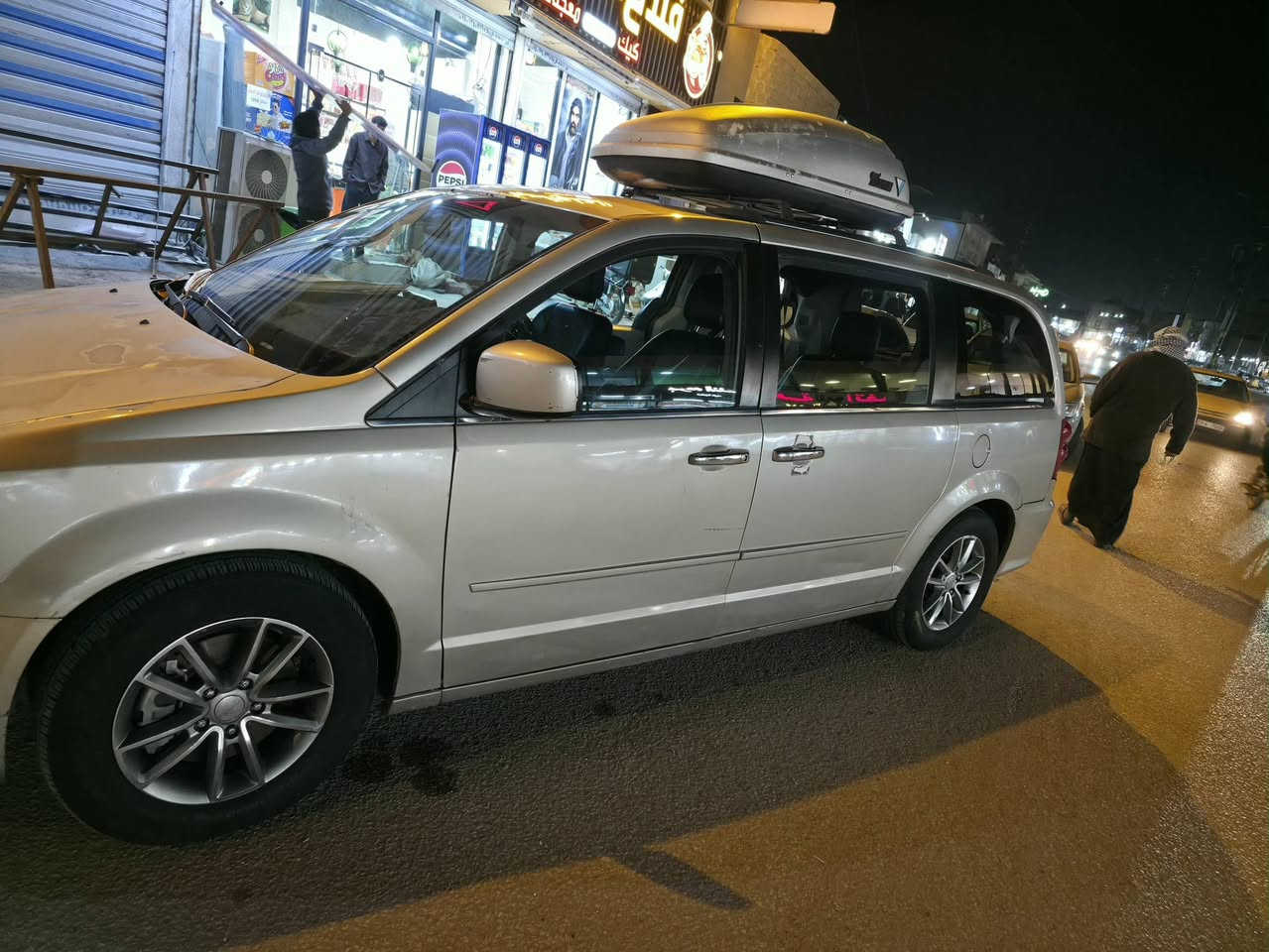 السلام عليكم سياره اللبيع دوج كرفان موديل 2014 
بيه ضربه بل بجم بيه قطع صبغ بنيد جاملغ او الباب 
بنيد جارد هو او القماره السعر 140 او بيه مجال 
التواصل ***********
