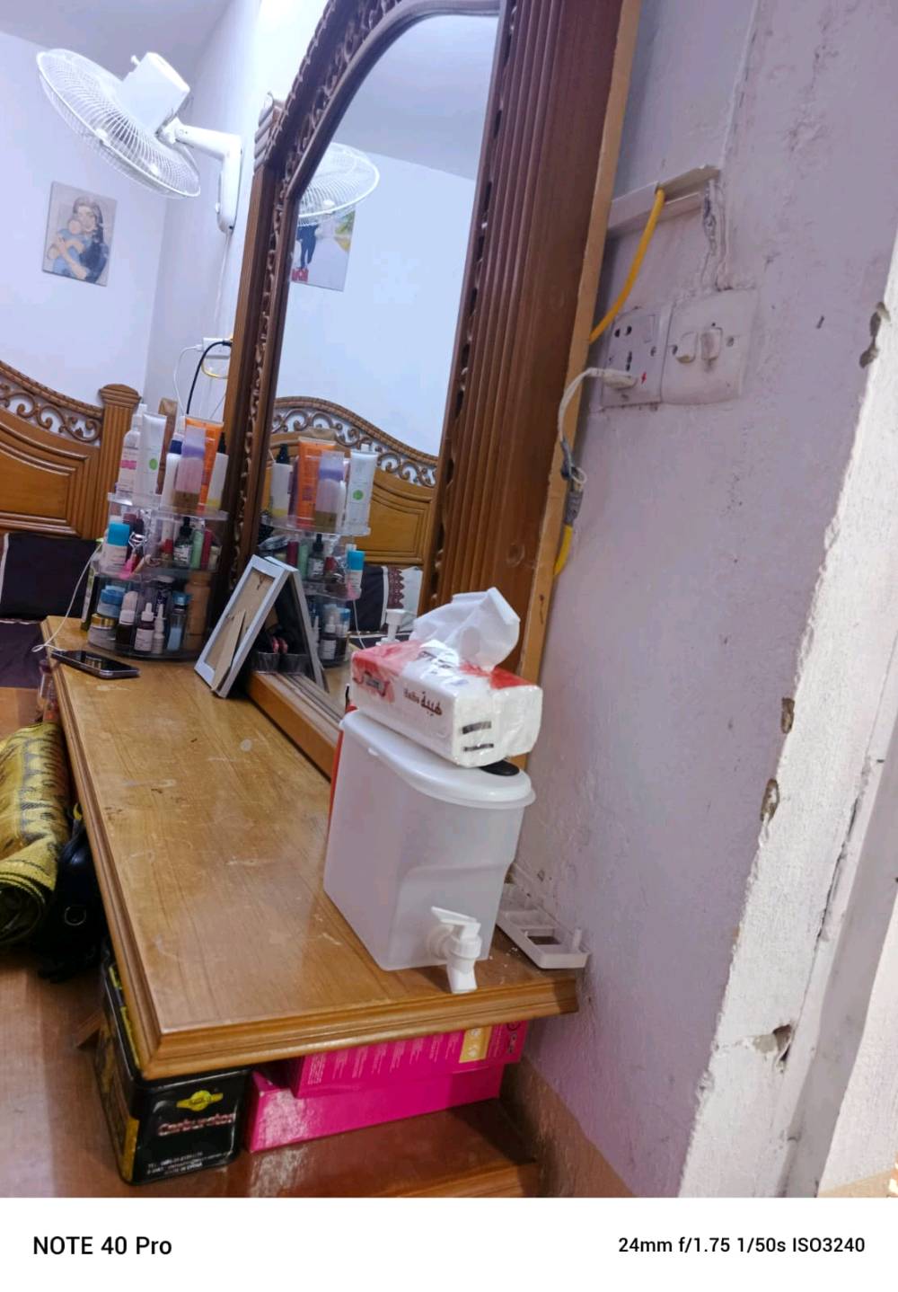 غرفة نوم خشبية أنيقة تتضمن دولاب كبير بتصميم مزخرف وسرير مزدوج مع كومودينة. الخشب مصقول وذو جودة عالية، والزخارف تضيف لمسة كلاسيكية للمكان. يناسب الغرفة الرئيسية ويضيف لمسة من الفخامة والراحة.