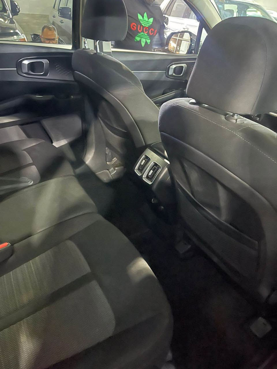 سلام عليكم سورنتو للبيع موديل 22
حادثها بيبان ثنين فقط وشويه من الجاملغ فقط البيبان مبدلة 
بجم كبس شركة 
ماشية65 
7 راكب محرك 2500 تنفس طبيعي 
مواصفات عادية
السعر 240 وبيها مجال
للاستفسار  *********** بغداد, العراق
