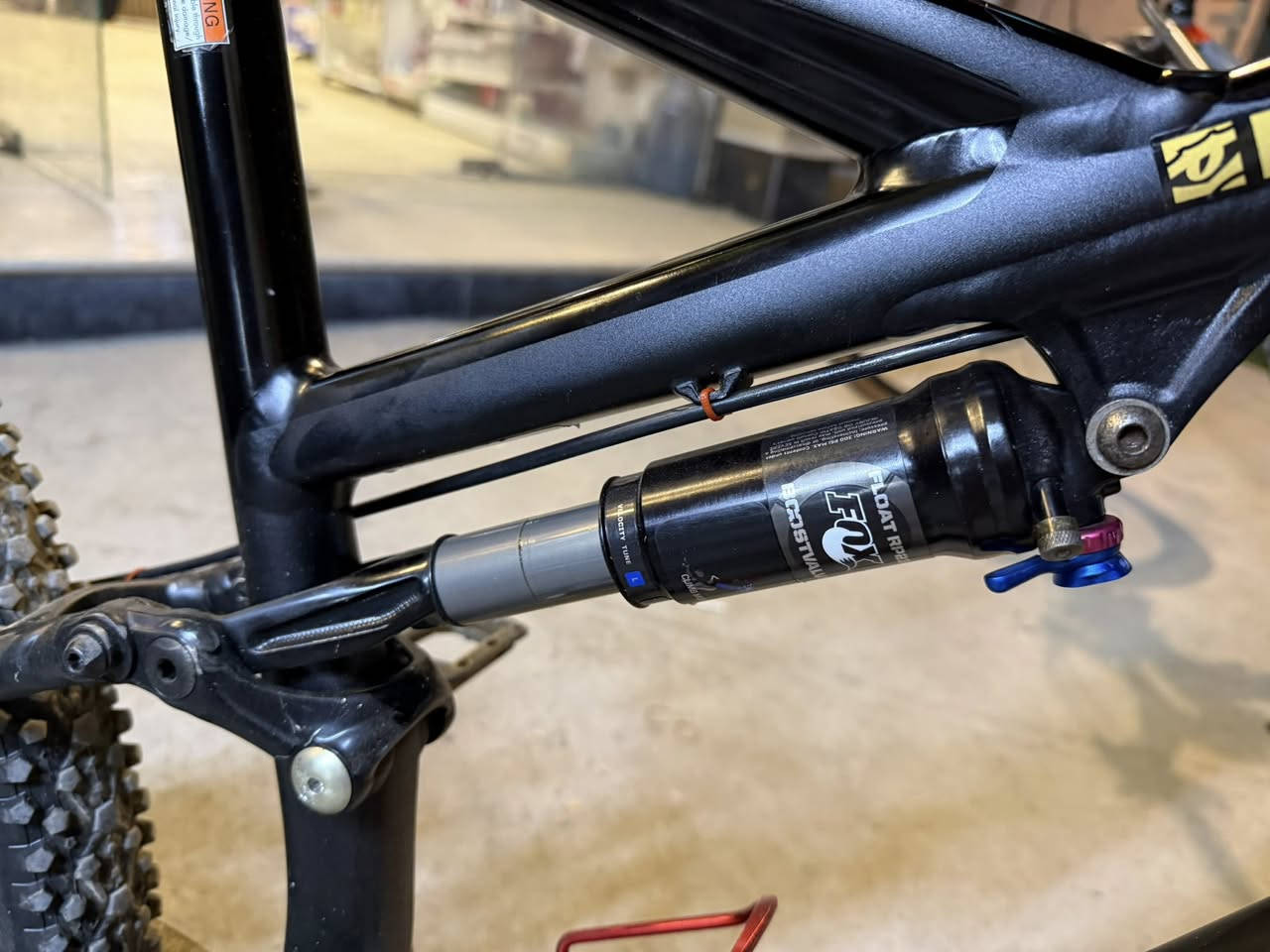 Specialzed
 دبل امامي وخلفي هواي Fox 
قياس فريم XL 
 12 گير سيستم شيمانو deore 6100M
بريكات شيمانو MT200 
ذراع Sram
wheel size 26
سعر 700 الف قفل بدون عمولة
مكاني بغداد
رقمي ***********
