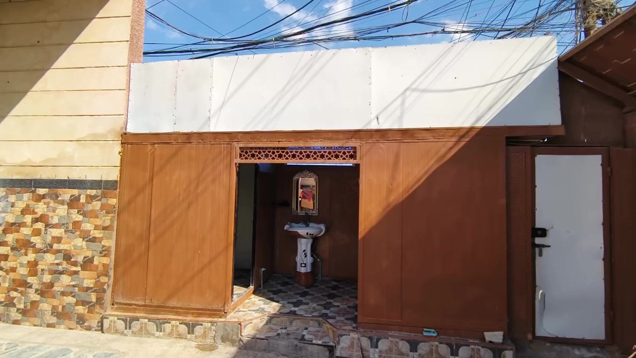 السلام عليكم بيت للبيع ٢٢٥ قاط ونص القاط الارضي كراج وحديقه وحمامات خارجيه +استقبال+مطبخ +كلدور+حمام داخلي +غرفتين +ترك ع غرقتين الطابق الثاني غرفتين وممر وسطح ومخزن العنوان سبع قصور شارع كريش صاير ع شارع ركن للاستفسار ***********
